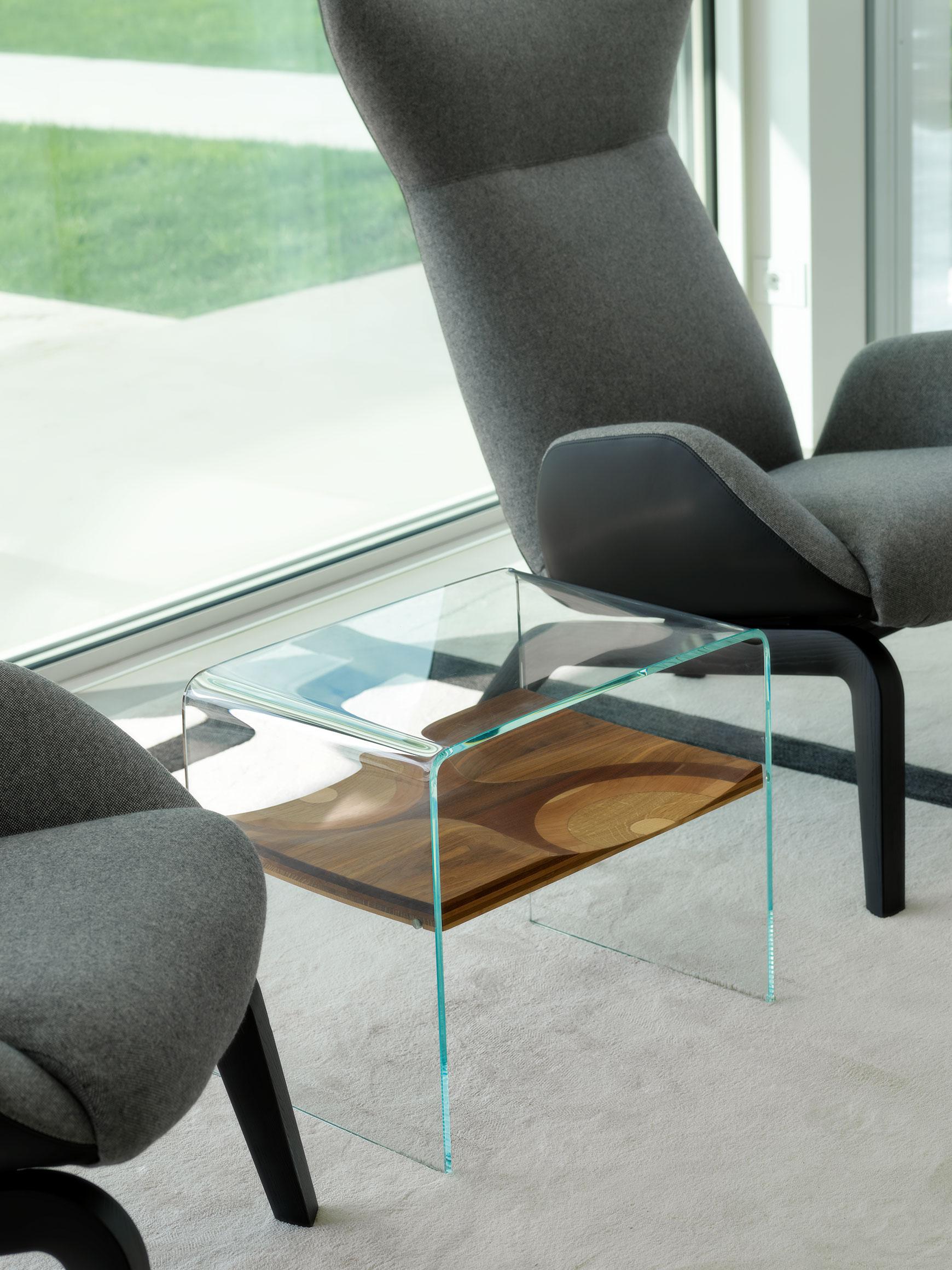 Bifronte Table de nuit :
Le banc Ripples de Toyo Ito, lauréat du Compas d'or 2004, s'est transformé en une collection de différents meubles complémentaires. Parmi eux, citons la table d'appoint Bifronte, où une petite partie de L'Oeil est encadrée
