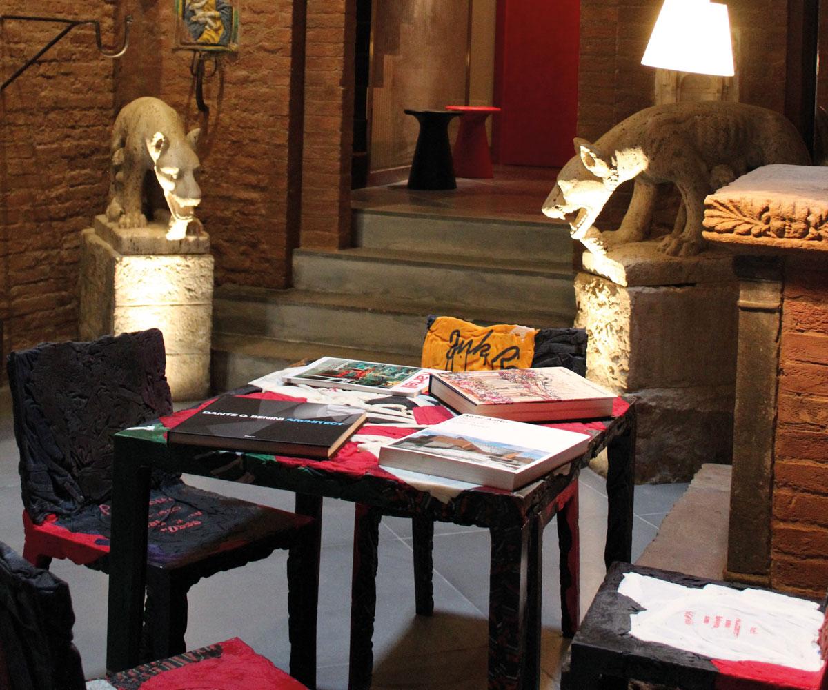 La carrera hacia el futuro y el deseo de mantener vivo el pasado coexisten en Rememberme. Una colección (silla, mesa bistrot y mesa de café) que da nueva vida a prendas que son cápsulas de memoria inconscientes. Rememberme está hecho con vaqueros y