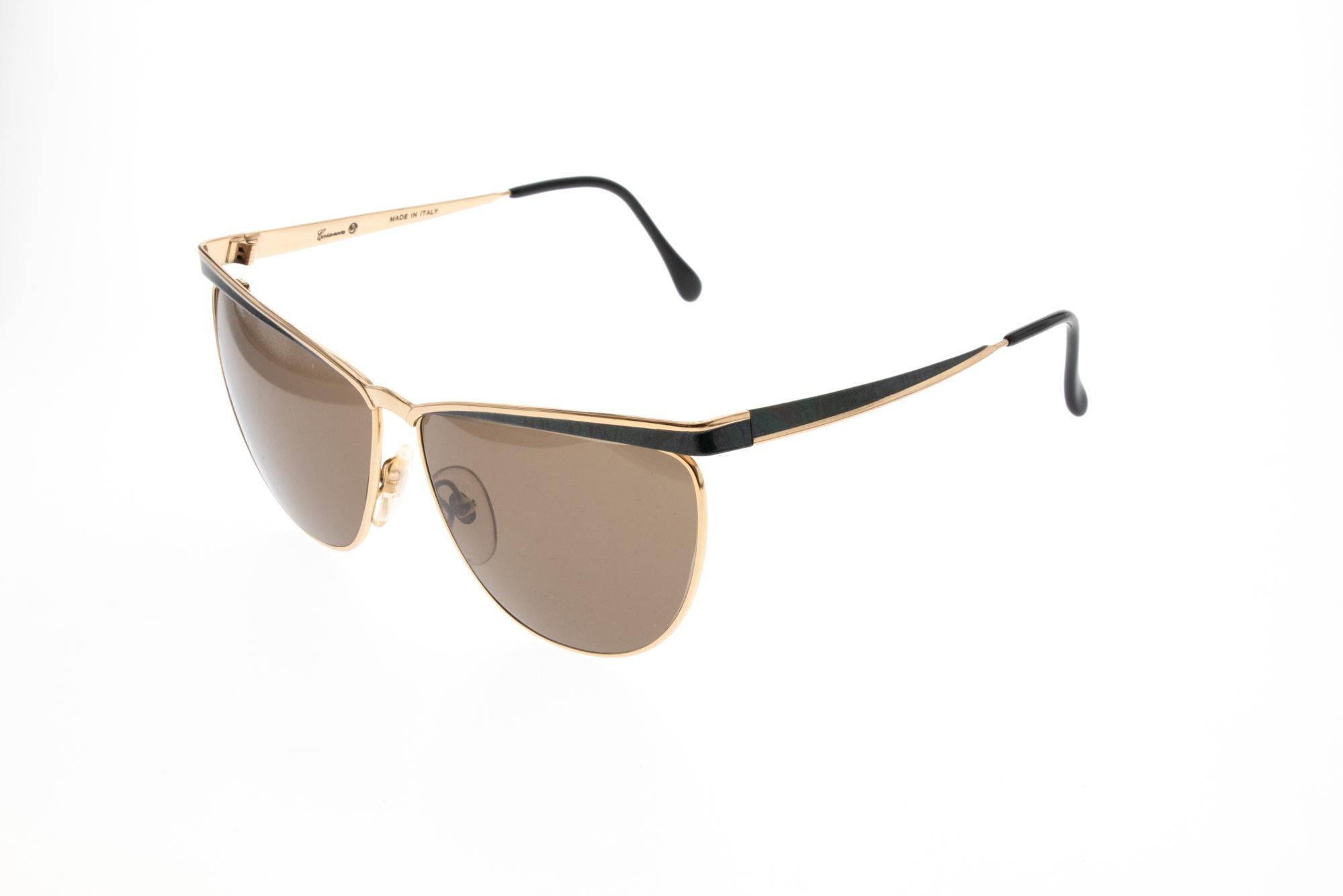 This Casanova model is a playful combination of a slight cat eye look with big sunglasses lenses. The combination of gold and dark green gives it a very unique and classy look and feel. Its origin lies in the 80s. These glasses are very rare and a