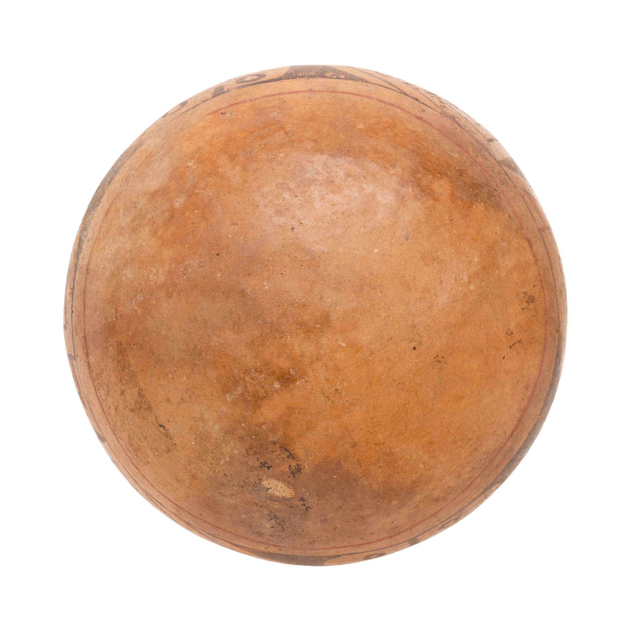 Olla de cerámica prehistórica de Casas Grandes. Diseño policromado enrollado y pintado a mano. Restaurado. Dos orificios para la correa. Cuatro caras geomórficas. Grieta en el borde a través de un agujero. Ex. Barnard 6
