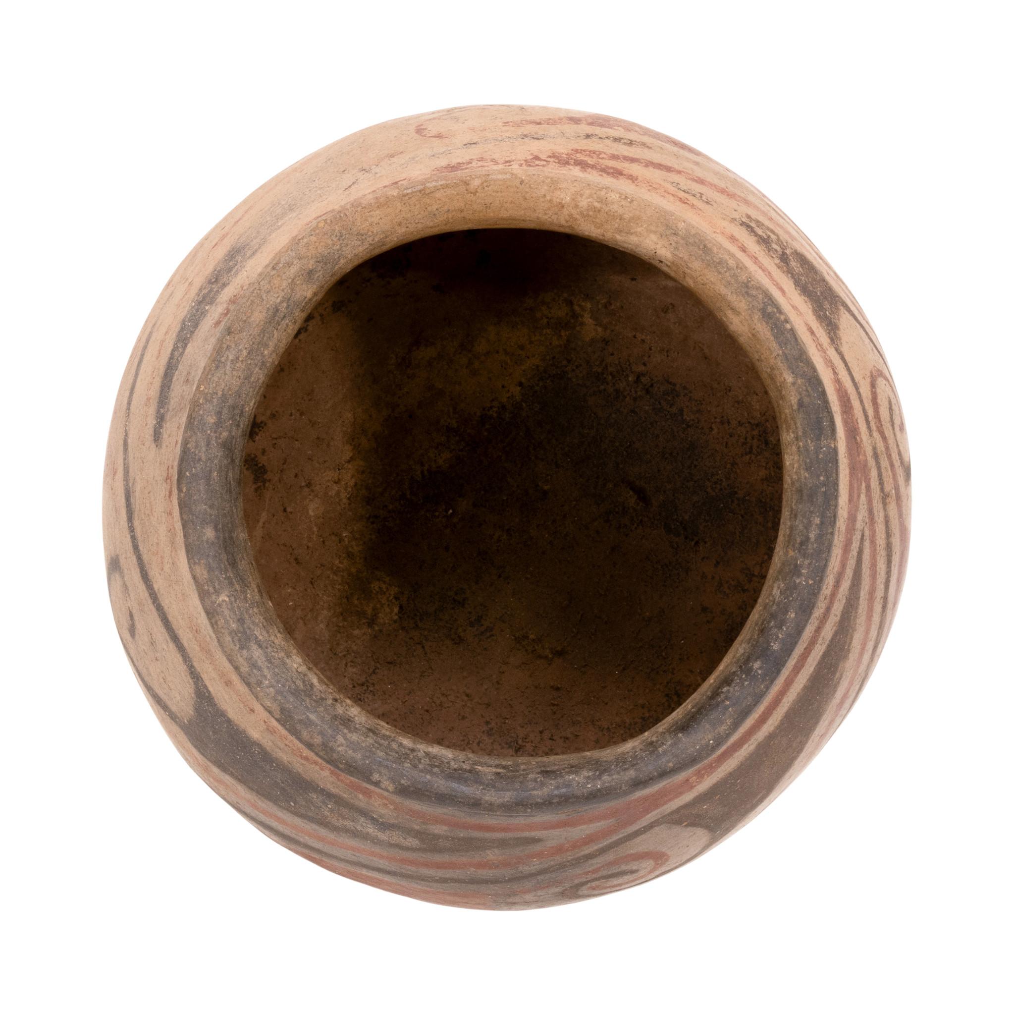 Precolombino, norte de México, región de Chihuahua, Casas Grandes, tipo Ramos Polícromo, ca. 1150 a 1450 d.C. Jarra de olla de cerámica hecha a mano y bruñida a la piedra, de forma globular con el borde suavemente vuelto hacia fuera. Las superficies