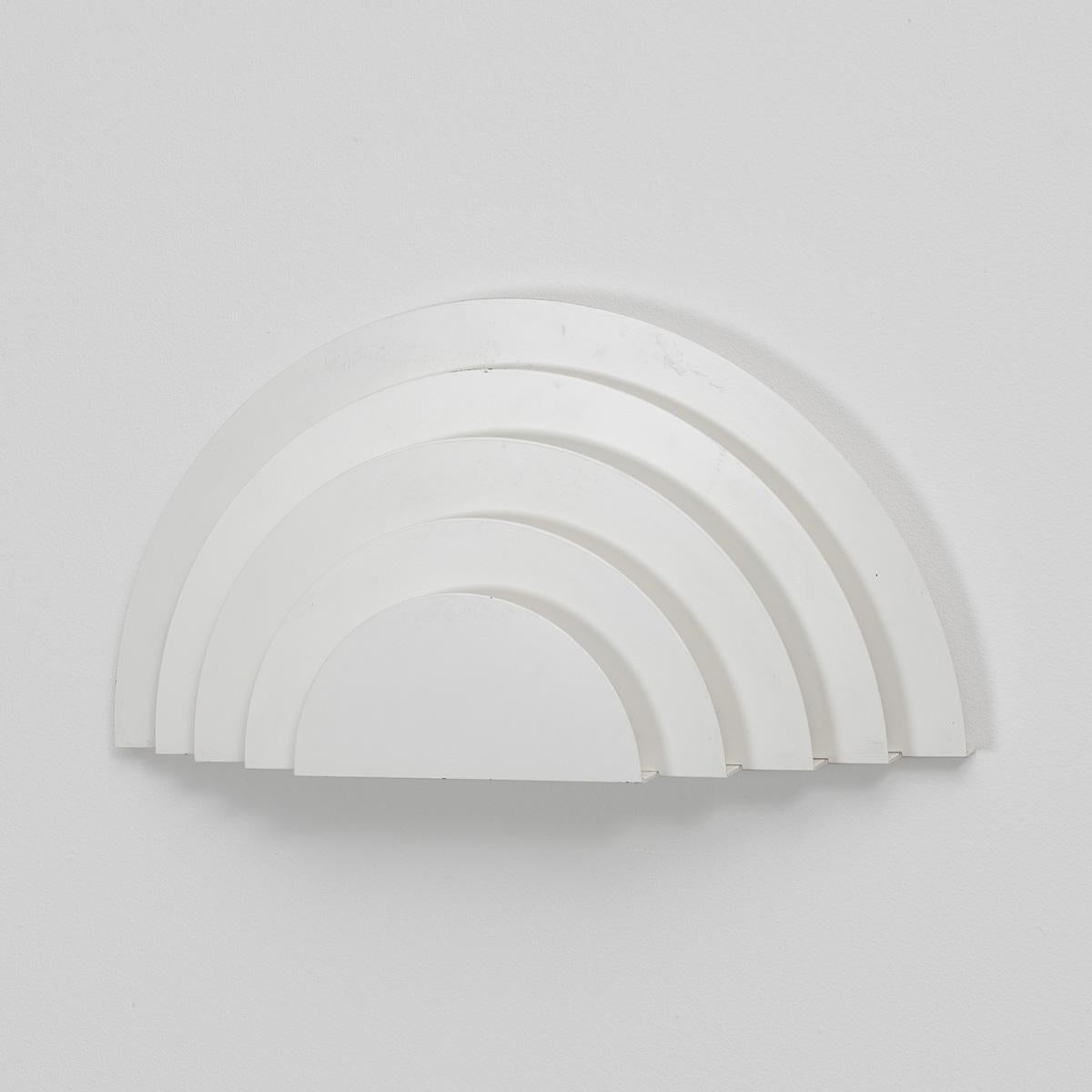 The Meander wall sconce designed by Cesare Casati and Emanuele Ponzi, was produced by RAAK, a leading manufacturer of Dutch mid-century lighting. Like the contours of a hill on a map. Or a rainbow silhouette. It is unashamedly simplistic in nature