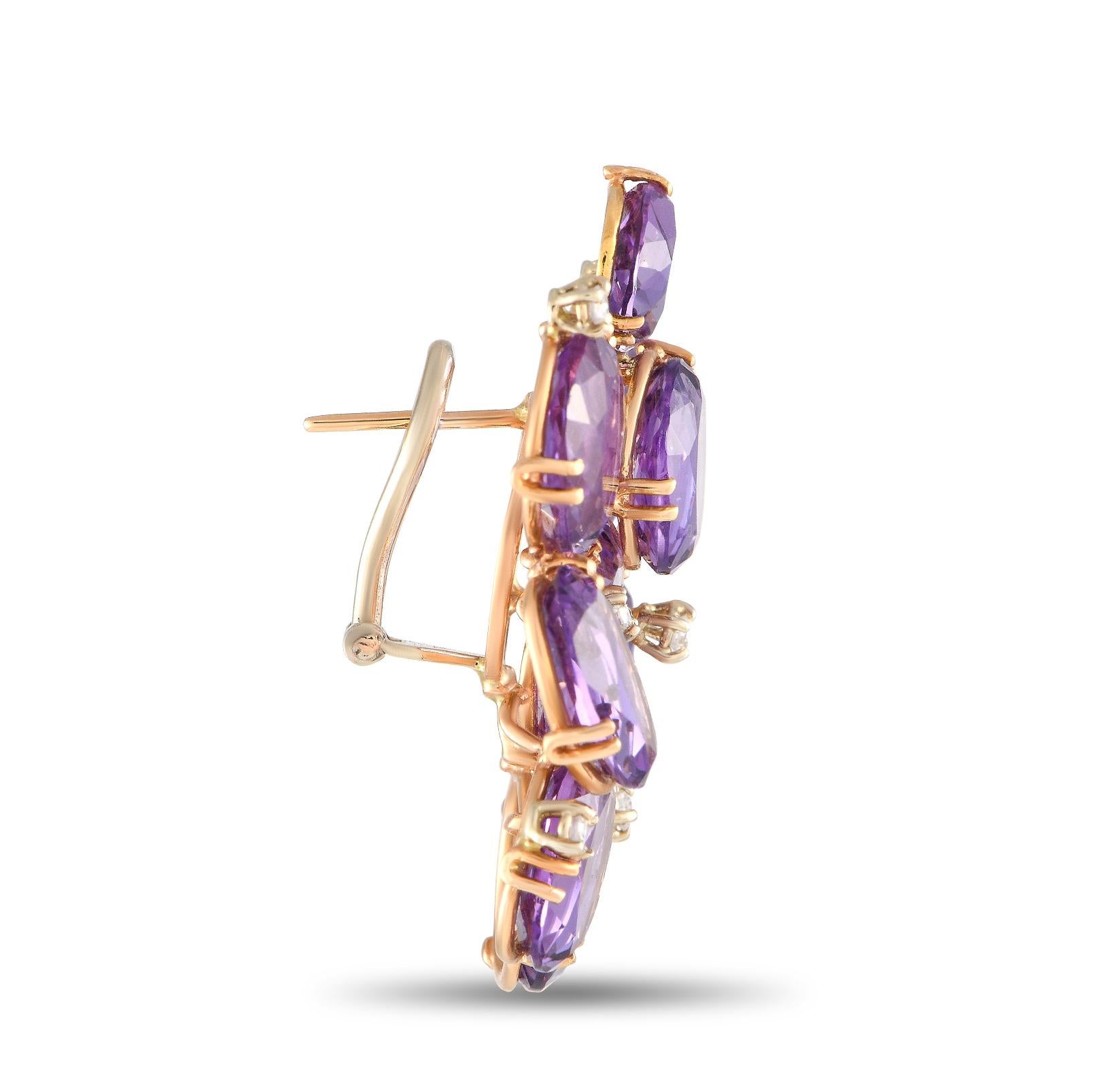 Ces boucles d'oreilles en pierres précieuses vous garantissent un look d'un tout autre niveau. Cette paire de bijoux de la marque italienne de luxe Casato est ornée de magnifiques améthystes sur une monture en or rose 18 carats en forme de fleur. De