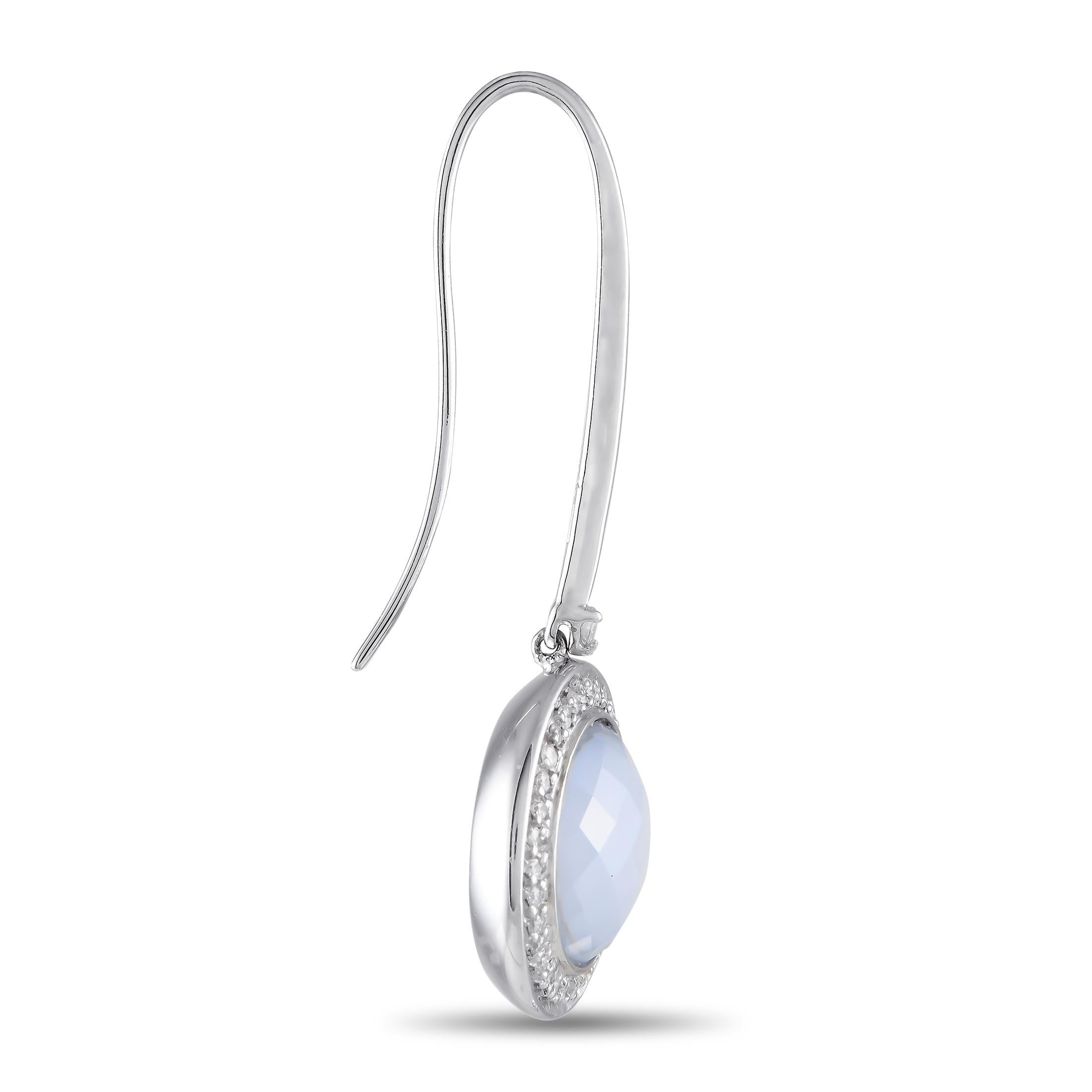 Épurées et incroyablement élégantes, ces boucles d'oreilles Casato sophistiquées sont idéales pour toutes celles qui ont une esthétique minimaliste. La monture épurée en or blanc 18 carats met magnifiquement en valeur les pierres précieuses rondes