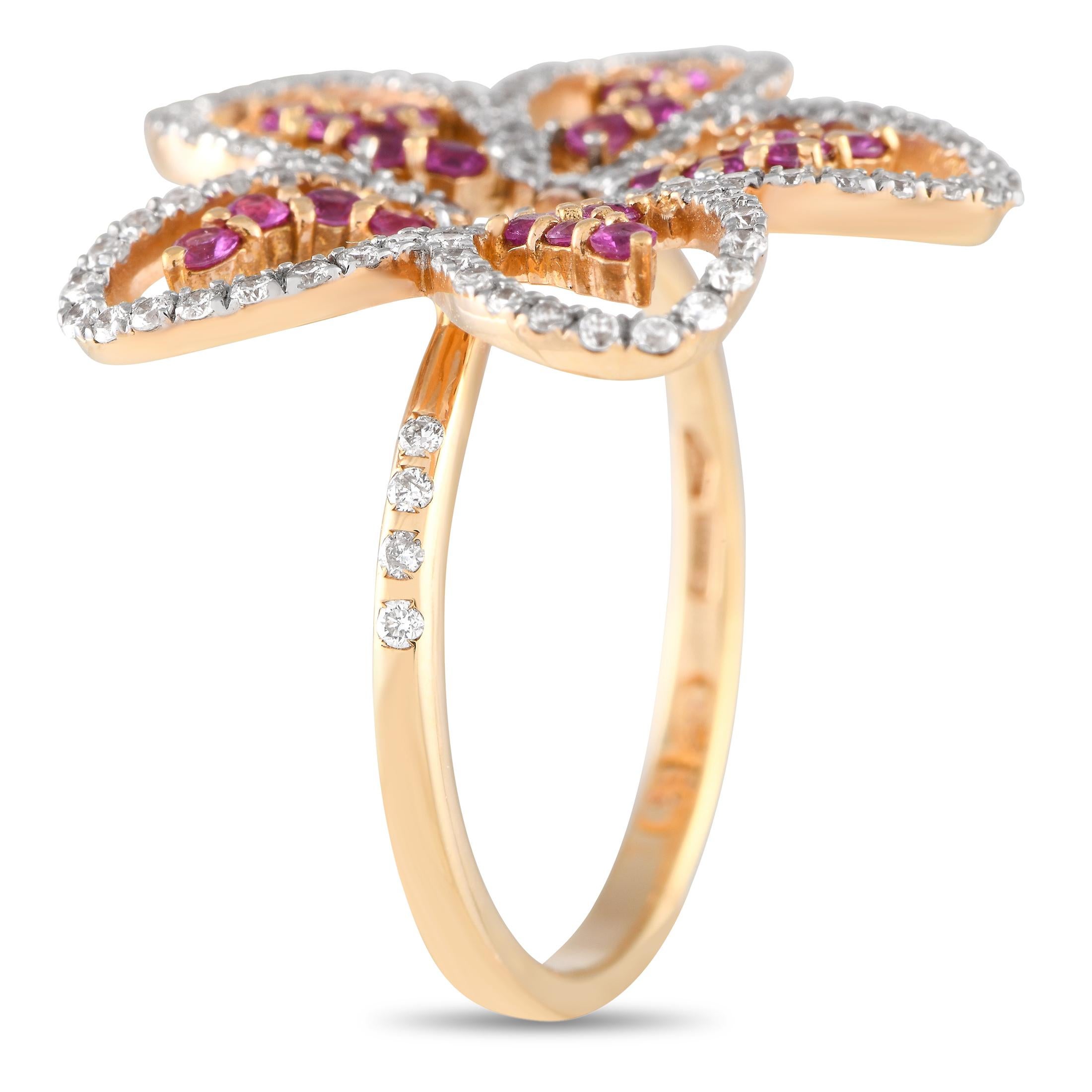Aussi délicate qu'une fleur. Cette beauté est dotée d'un bracelet fin de seulement 1 mm d'épaisseur. Quatre diamants parsèment chaque épaule de la bague, attirant le regard vers une fleur à cinq pétales qui sert de pièce maîtresse. De petits