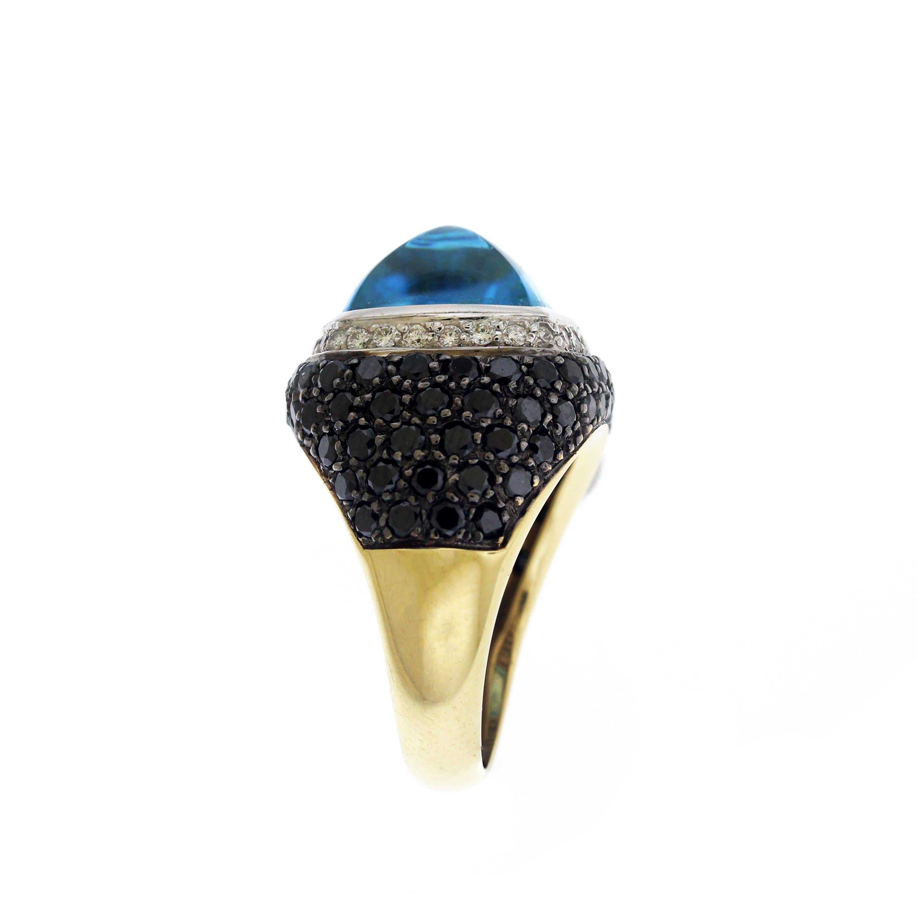 Bague Casato en or 18 carats avec topaze bleue taillée en coussin et diamants blancs noirs

topaze approximative de 15 carats au centre

diamants noirs approximatifs de 2 carats

0.30 carats de diamants blancs de couleur H et de pureté SI

La face