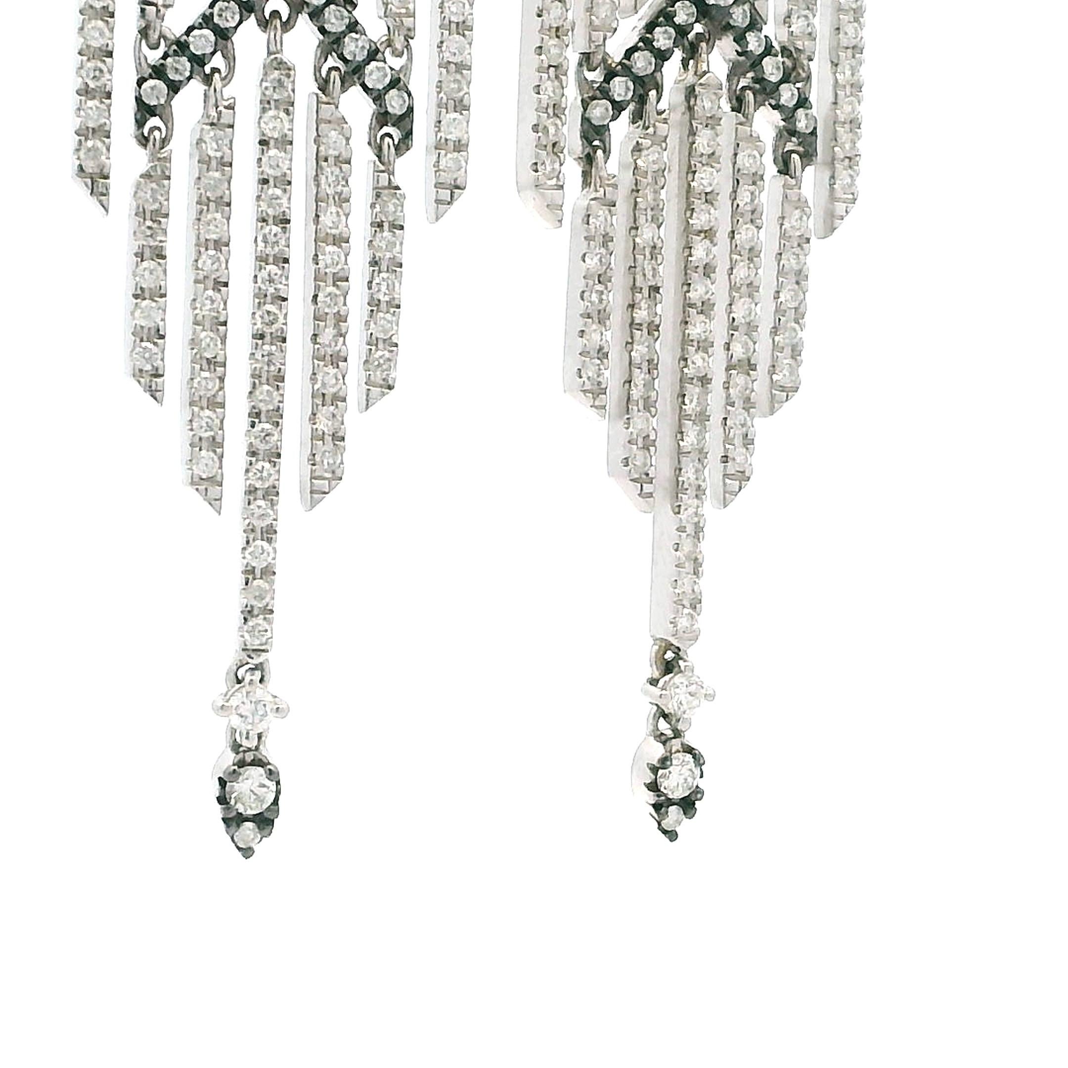 Orecchini a lampadario con diamanti Casato in oro bianco 18 carati, ispirati all'Art Deco italiano in vendita 5