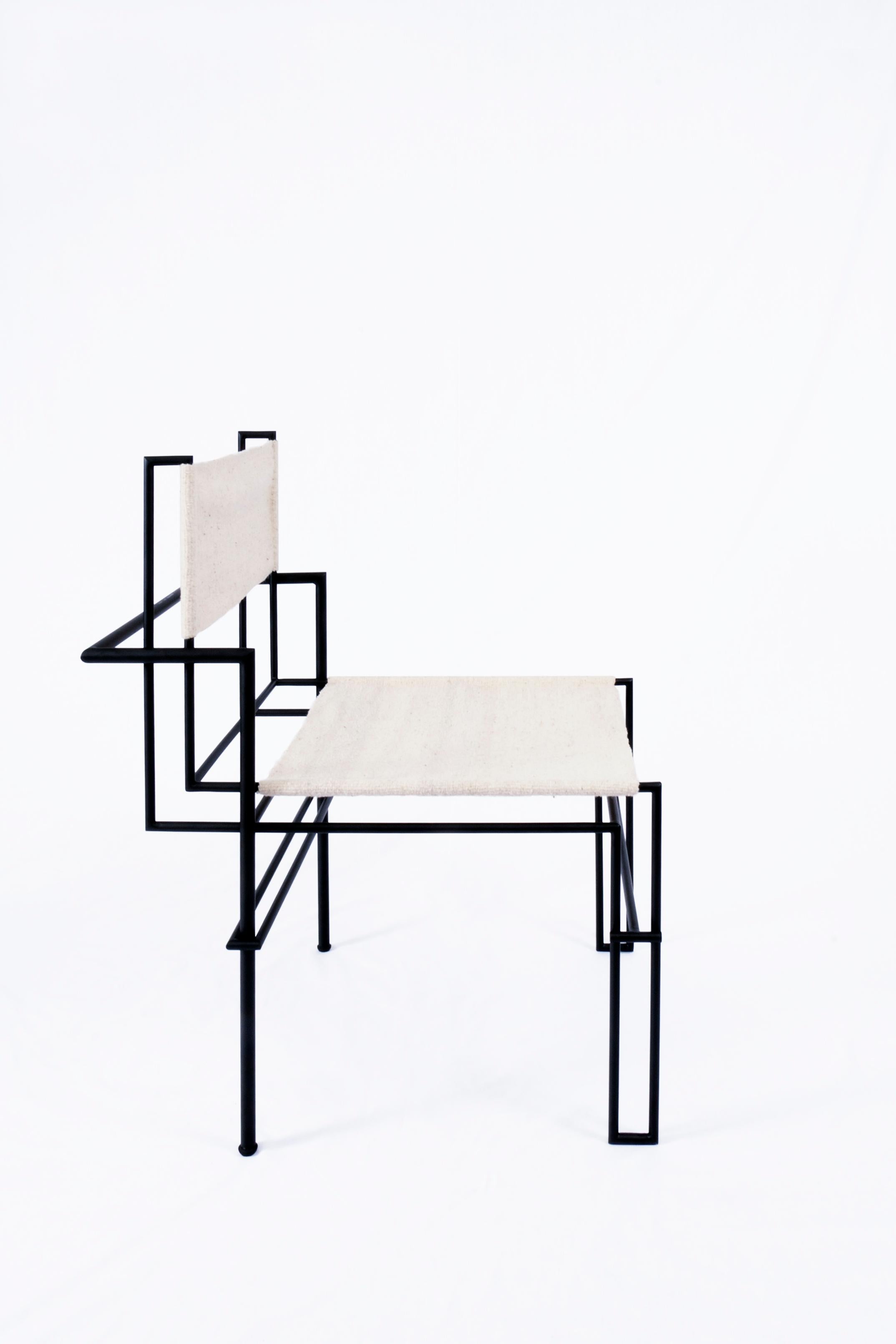 Casbah messing stuhl schwarz von Nomade Atelier
Abmessungen: T94 x B 75 x H107 cm
MATERIAL: Eisen, Leder
Erhältlich in schwarzem oder weißem Leder. Für andere endet.

Der Casbah-Stuhl von Nomade Atelier, inspiriert von den Fotogrammen von Lazlo