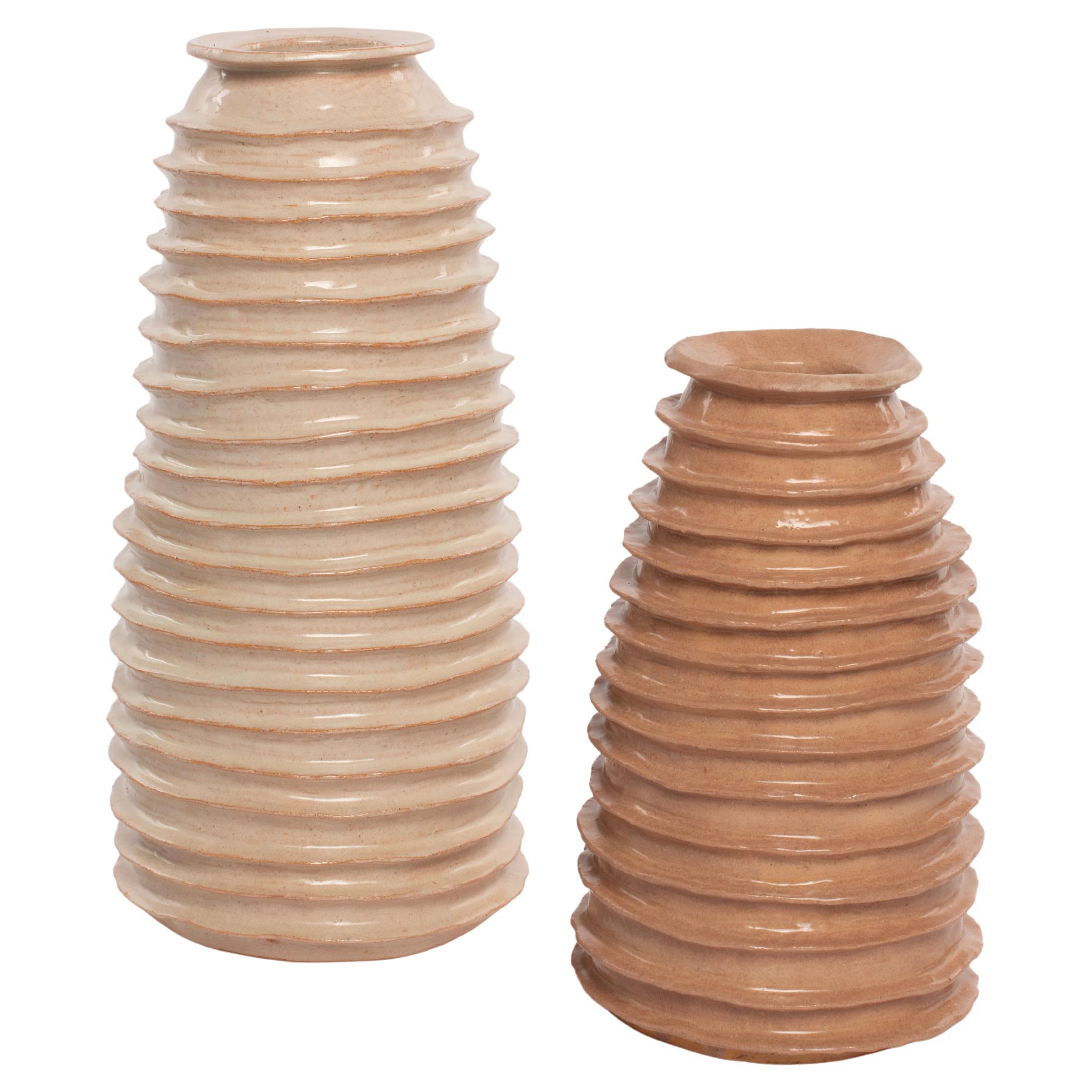 La collezione di vasi Casca incarna una miscela armoniosa di artigianato tradizionale e forme organiche moderne. Ispirata alle texture naturali, la sua superficie stratificata riflette la fluidità della ceramica fatta a mano, rendendo ogni pezzo