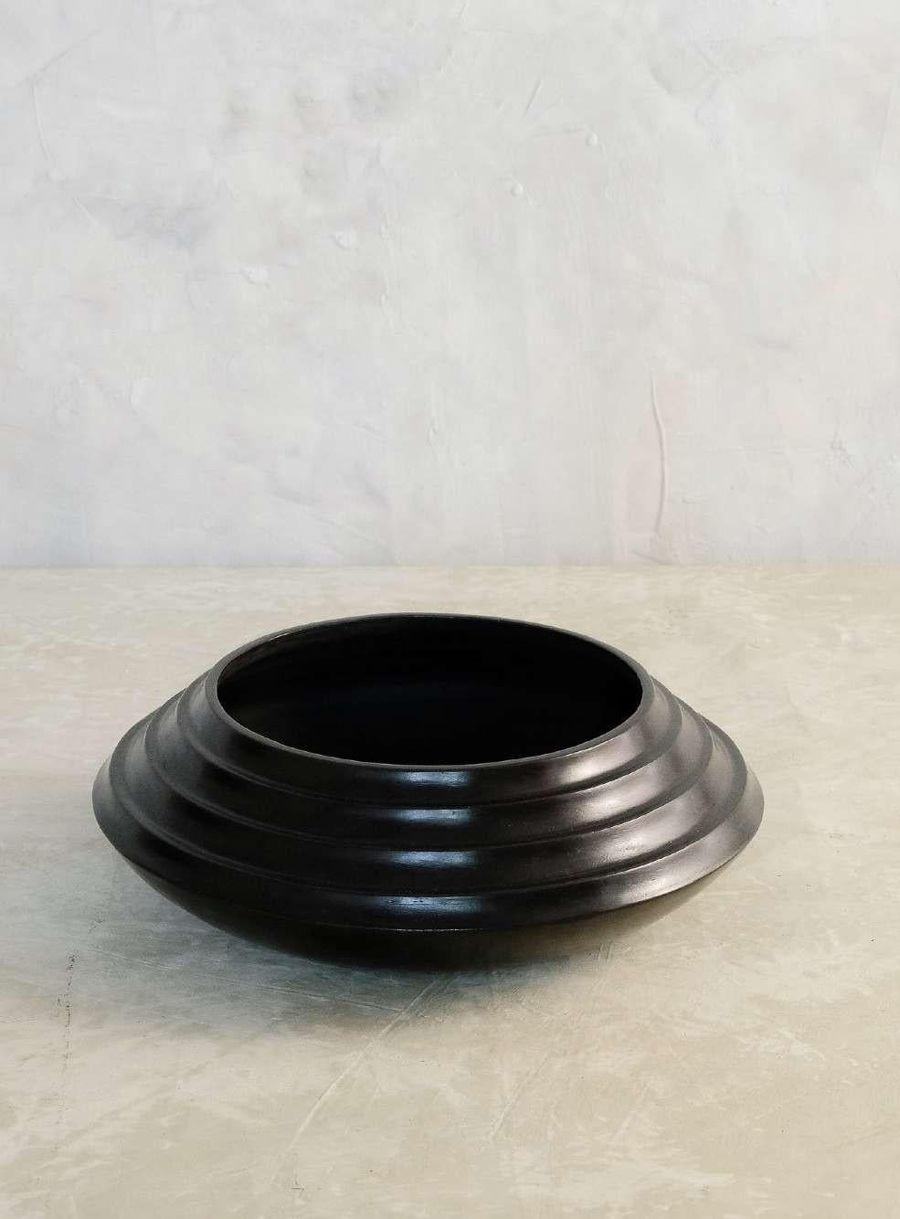 Cascabel bowl by Onora
Dimensions: D 30 x H 10 cm
Materials: Clay

This collection reinterprets one of the oldest structural techniques in pottery, coiling, the vessels made with this technique are made from coils of clay positioned in