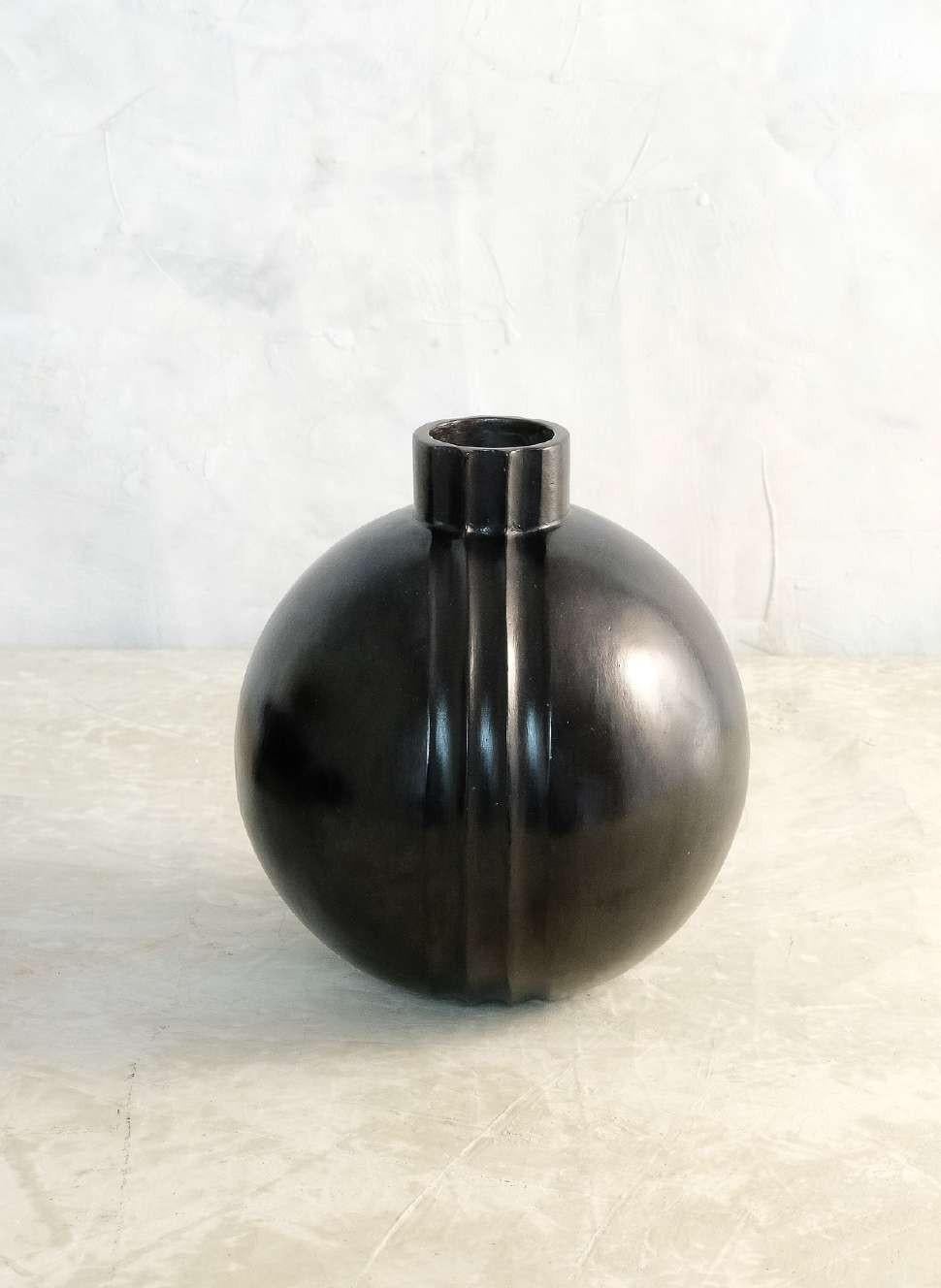 Vase Cascabel d'Onora
Dimensions : D 23 x H 20 cm
Matériaux : Argile

Cette collection réinterprète l'une des plus anciennes techniques structurelles de la poterie, l'enroulement. Les récipients réalisés avec cette technique sont faits de