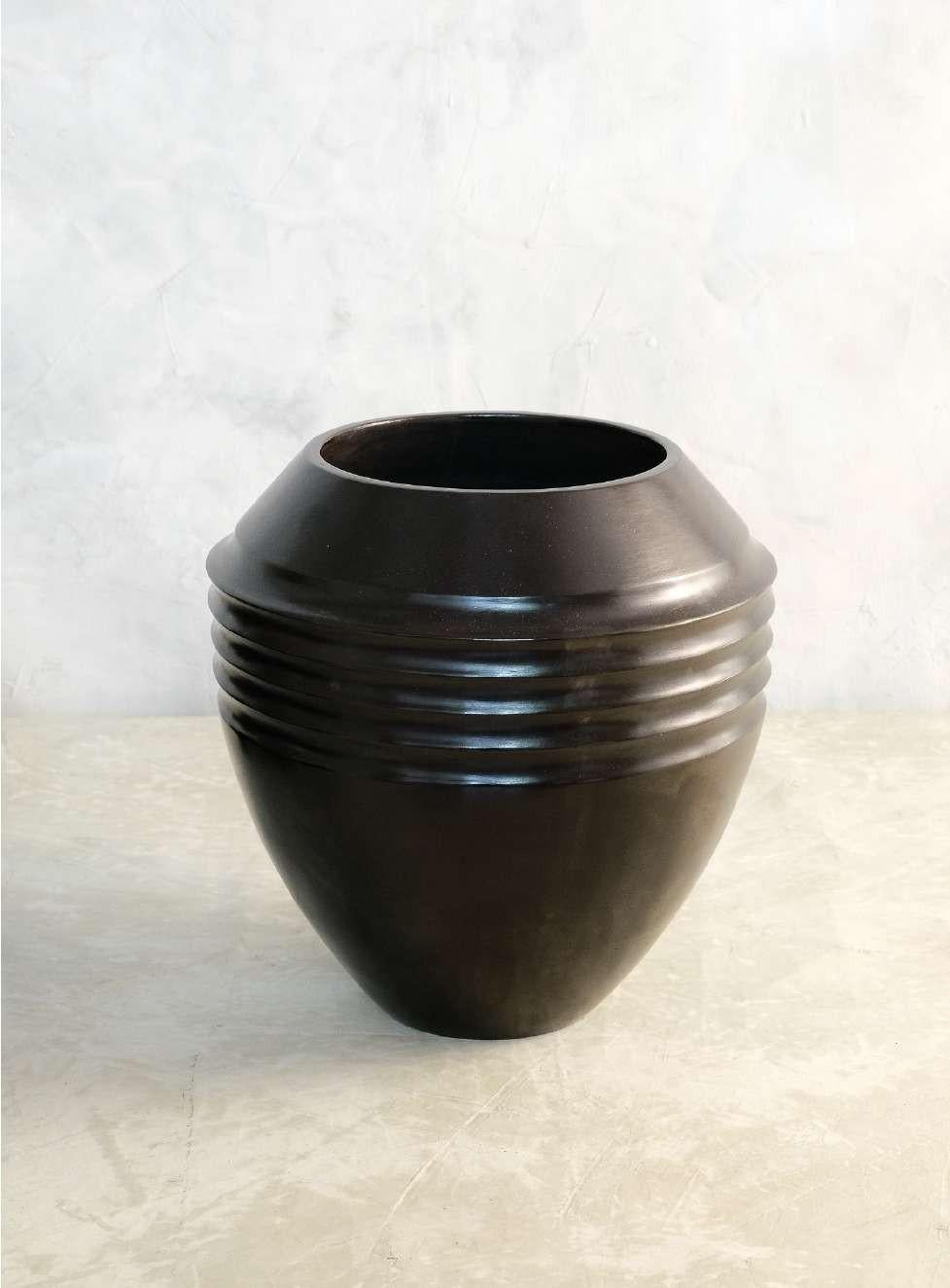 Cascabel vase by Onora
Dimensions: D 30 x H 28 cm
Materials: Clay

This collection reinterprets one of the oldest structural techniques in pottery, coiling, the vessels made with this technique are made from coils of clay positioned in