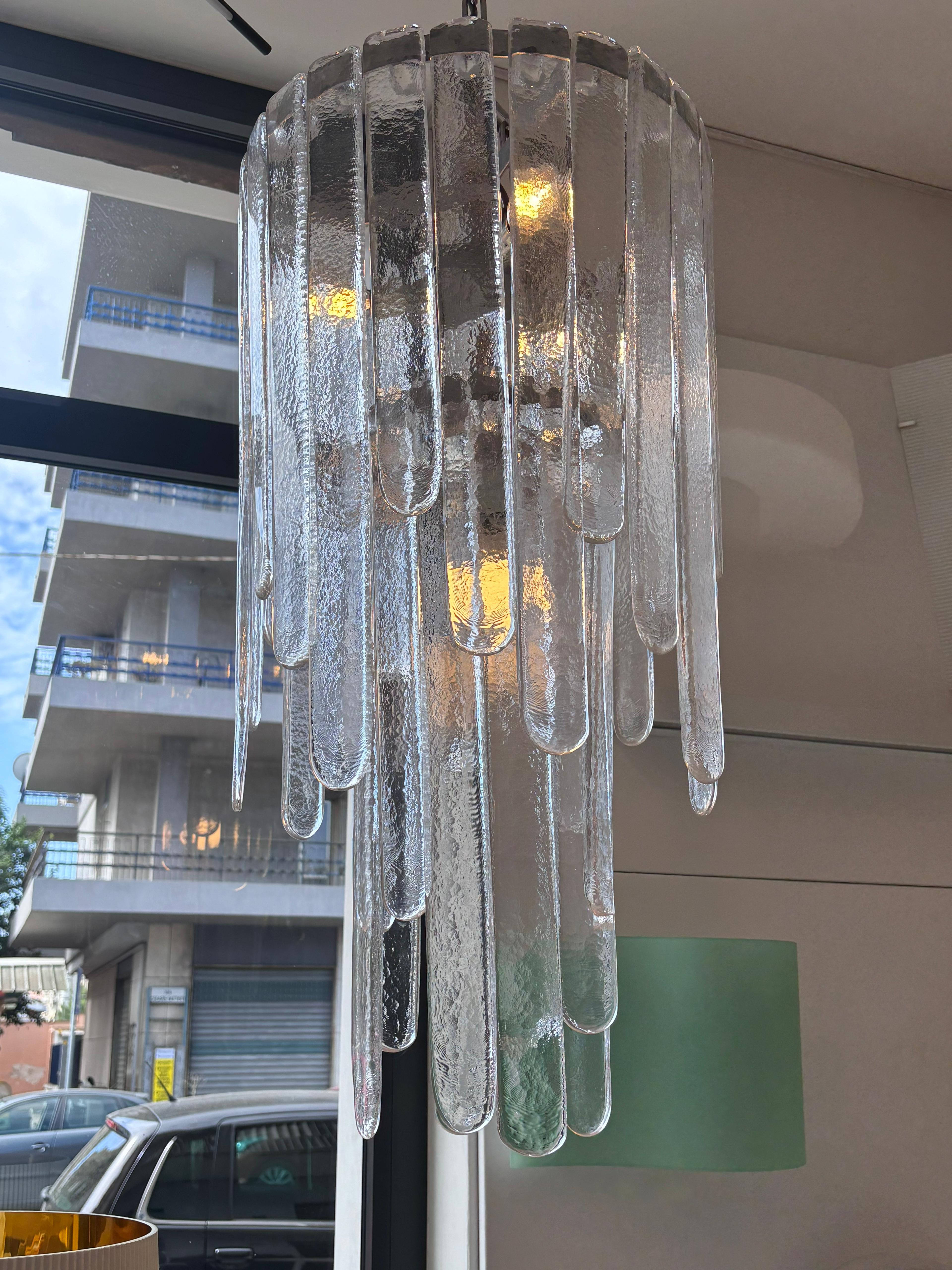 Cascada Carlo Nason Mazzega Murano's Glass Chandelier 1970's

Steel base and Glass Di Murano frame, item in good conservative condition, there is no structural defect to report. (see photo)

height with wire 140 cm
Diameter 35cm