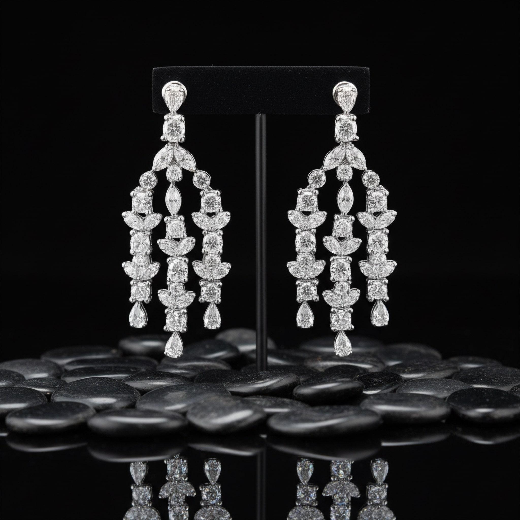 Moderne Boucles d'oreilles pendantes Cascade en or blanc 18K avec diamants multi-coupes en vente