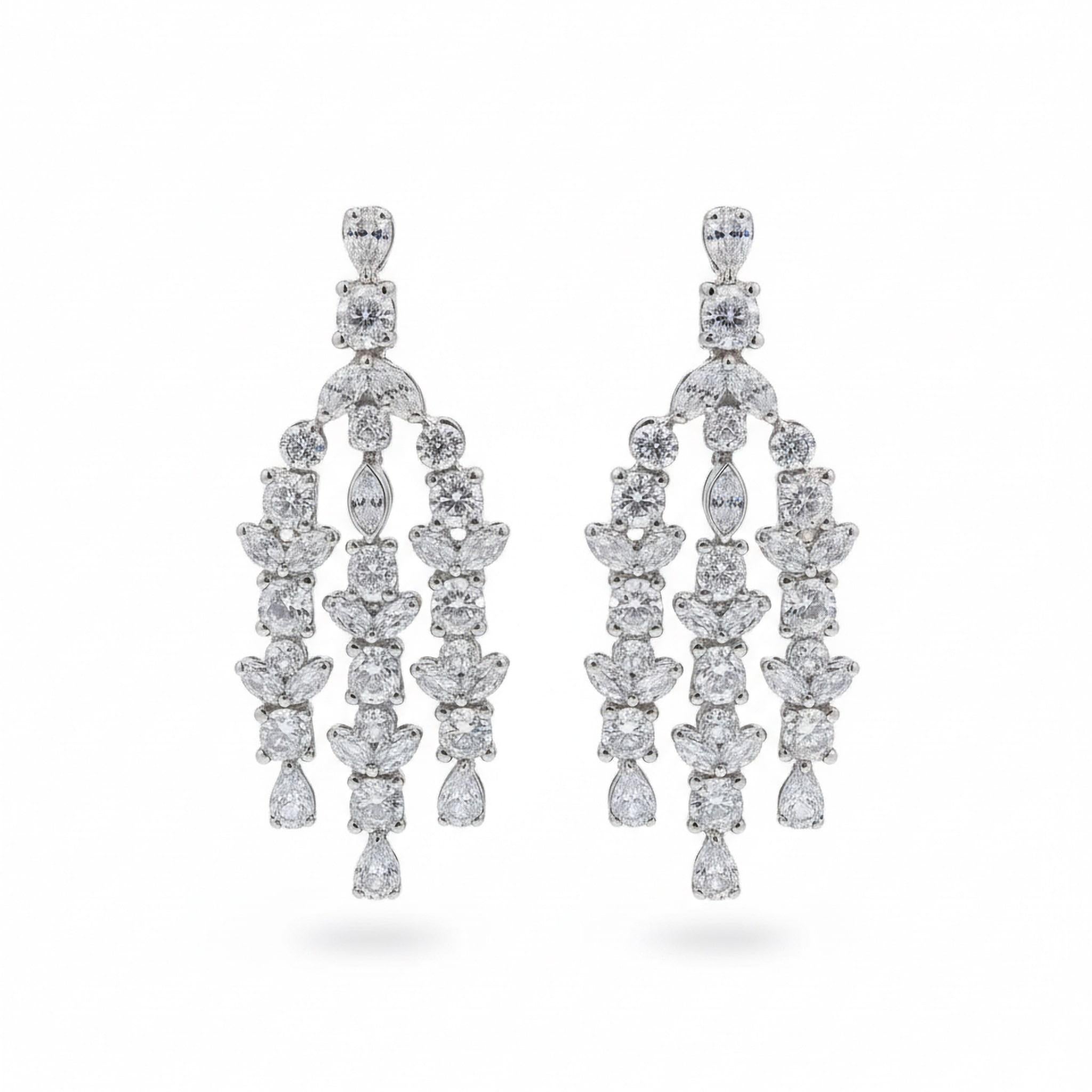 Taille poire Boucles d'oreilles pendantes Cascade en or blanc 18K avec diamants multi-coupes en vente