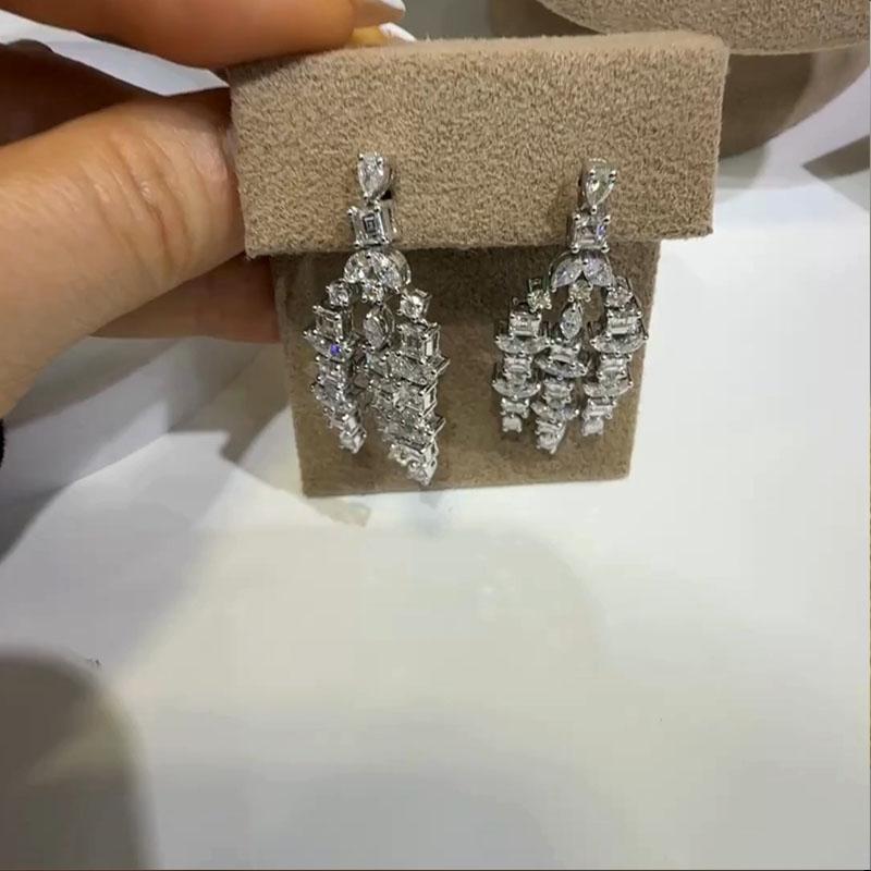 Boucles d'oreilles pendantes Cascade en or blanc 18K avec diamants multi-coupes