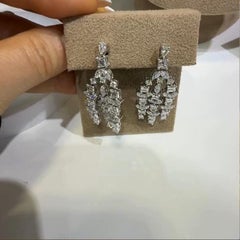 Orecchini a goccia con diamanti taglio multiplo in oro bianco 18 carati Cascade