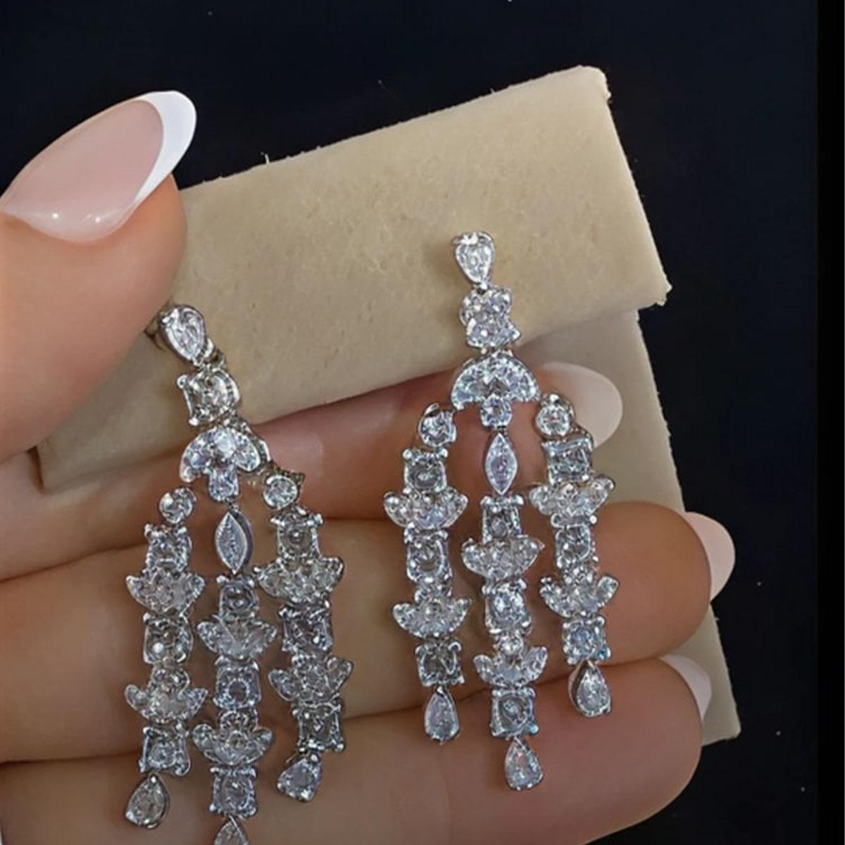 Pendientes de gota de diamantes talla múltiple Cascada de oro blanco de 18 quilates