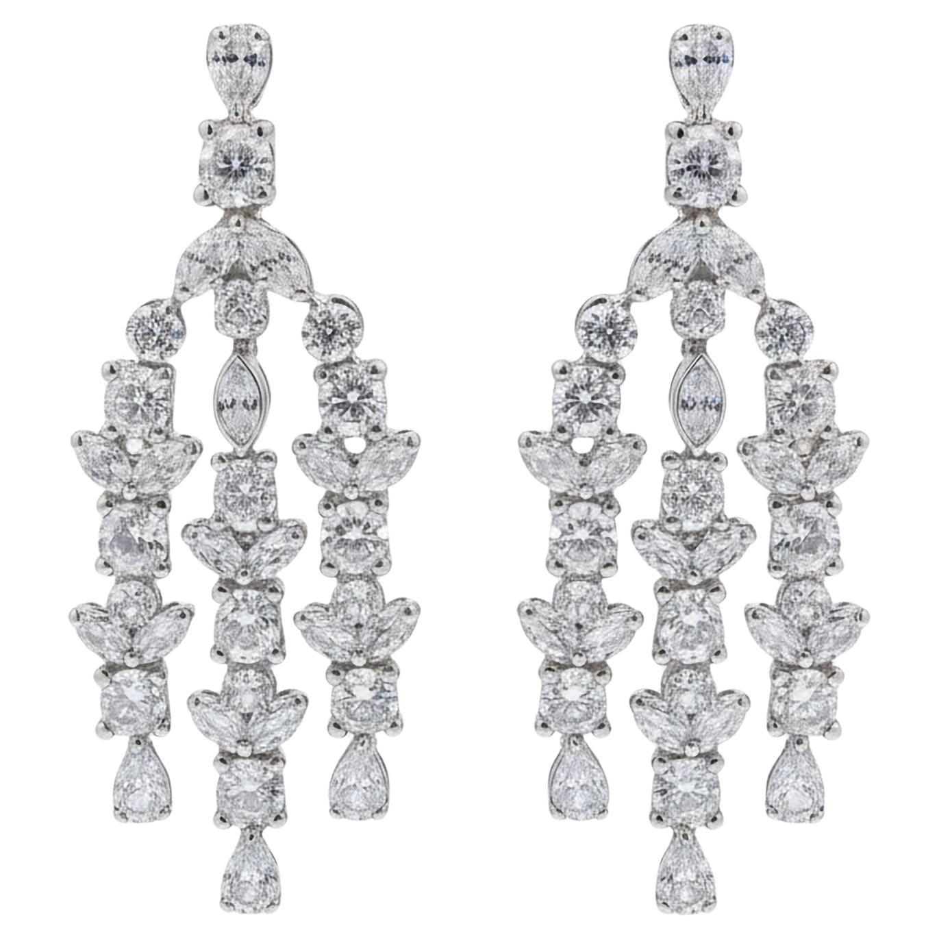 Boucles d
oreilles pendantes Cascade en or blanc 18K avec diamants multi-coupes