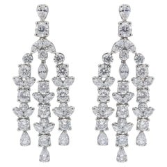 Boucles d
oreilles pendantes Cascade en or blanc 18K avec diamants multi-coupes