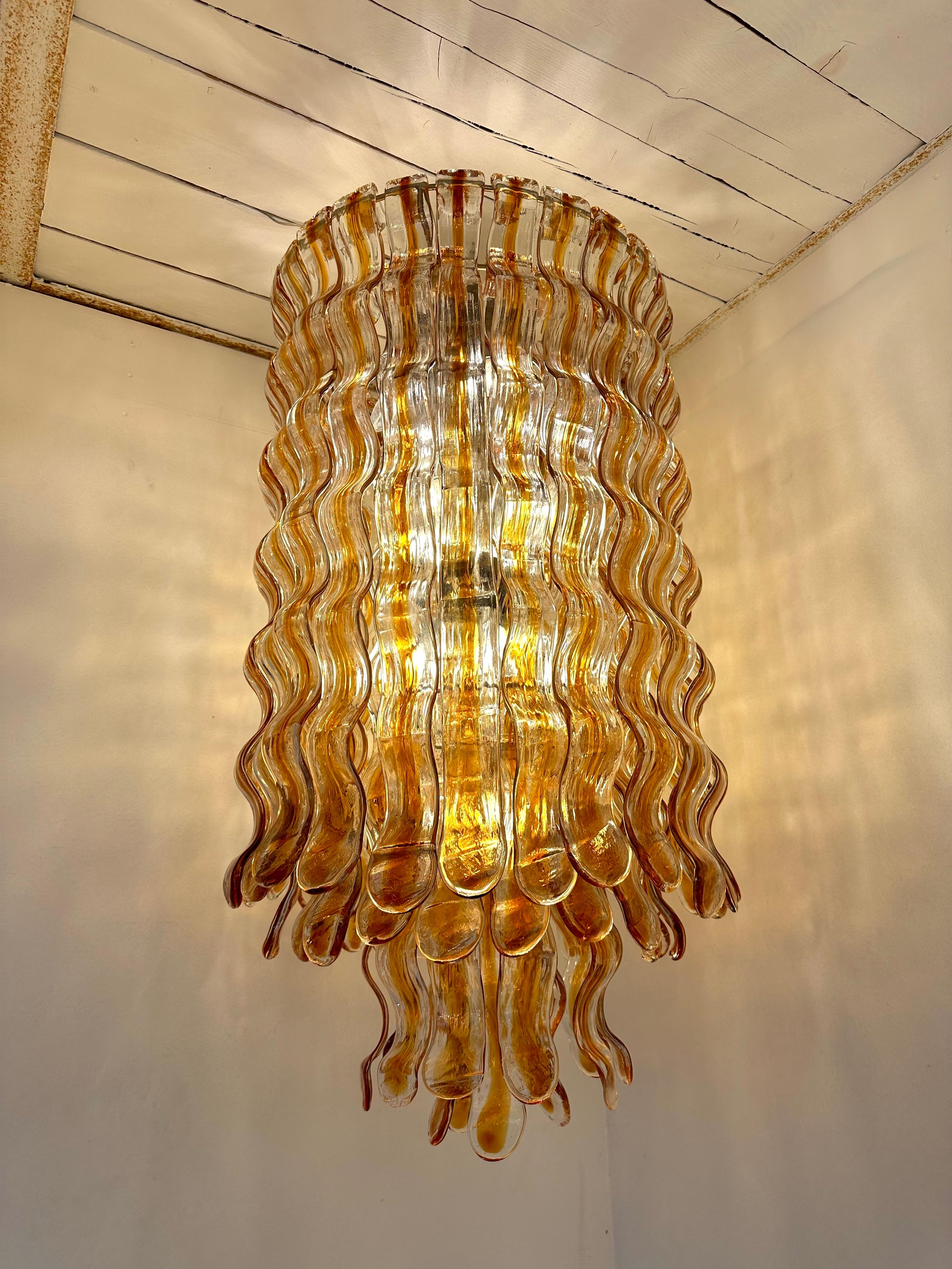 Cascade Kronleuchter Wave Amber Murano Glass von Mazzega, Italien, 1970er Jahre (Metall) im Angebot