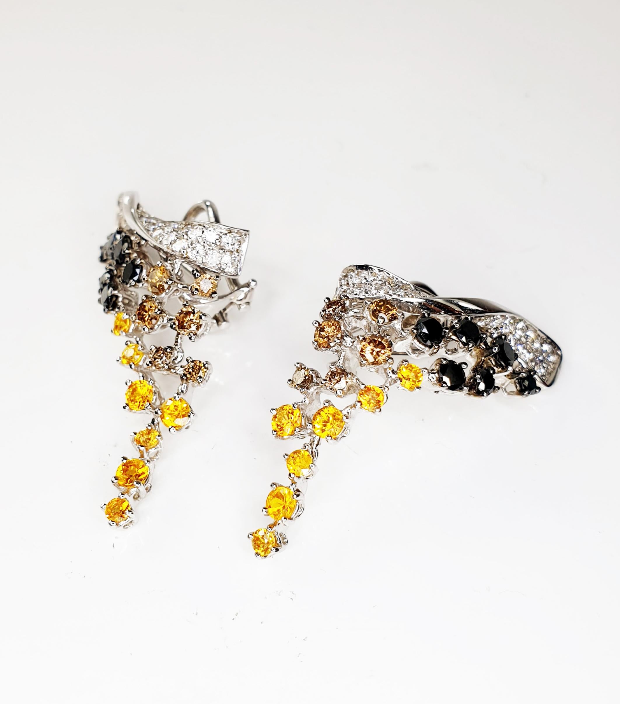 Earrings in 18k white gold, articulated cluster motif full of brilliant-cut diamonds 
Crowned by a pavè of white diamonds in a bow with a lace of black and brown diamonds
With cascade citrines quartz
MATERIAL
◘ Weight 11.8 grams 
◘ Size 39mm / 1.53