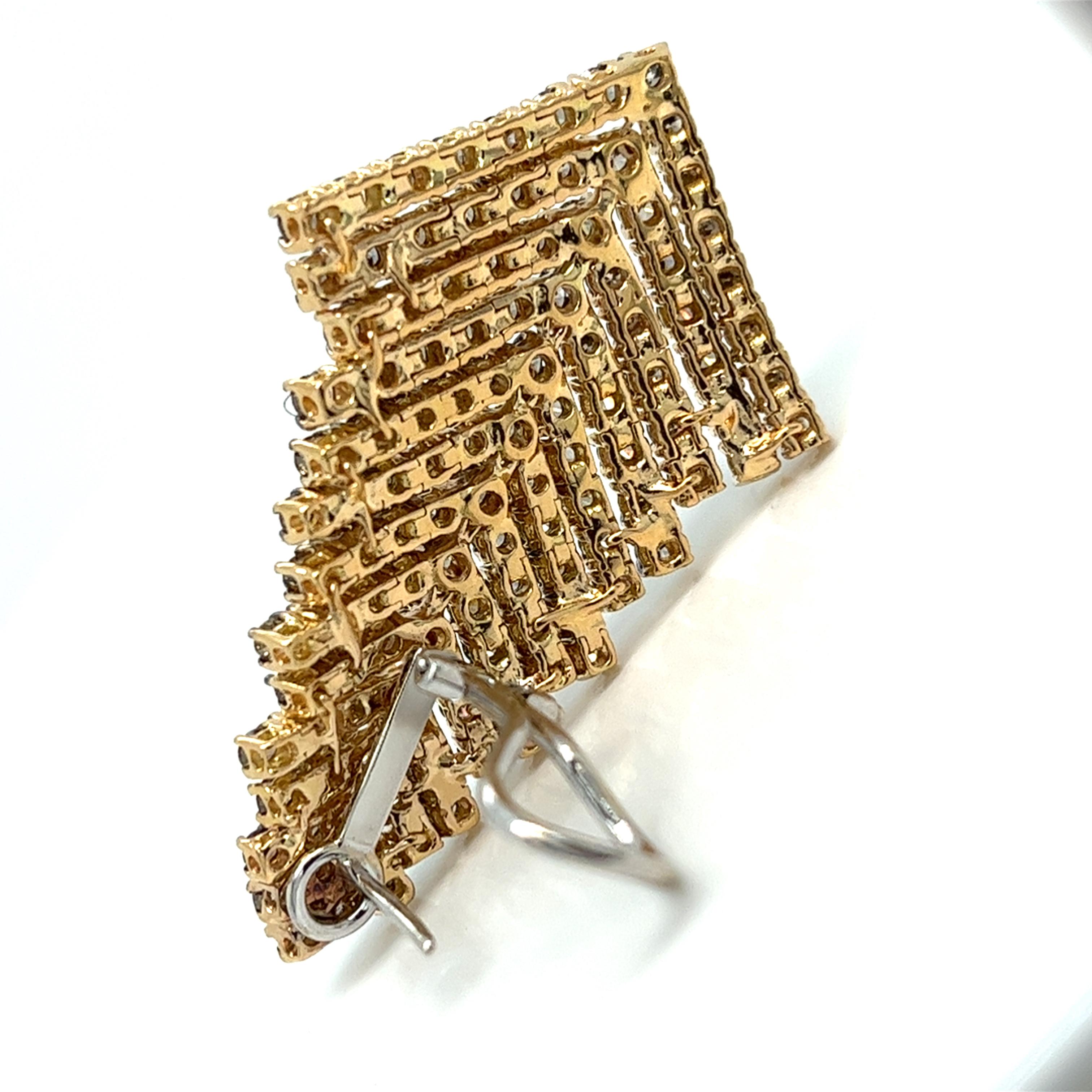 Diese Ohrringe sind aus 18-karätigem Gold gefertigt und mit natürlichen, champagnerfarbenen Diamanten besetzt, die ein atemberaubendes Kaskadenmuster bilden. Sie bieten eine schöne Mischung aus Eleganz und Wärme mit einer einzigartigen