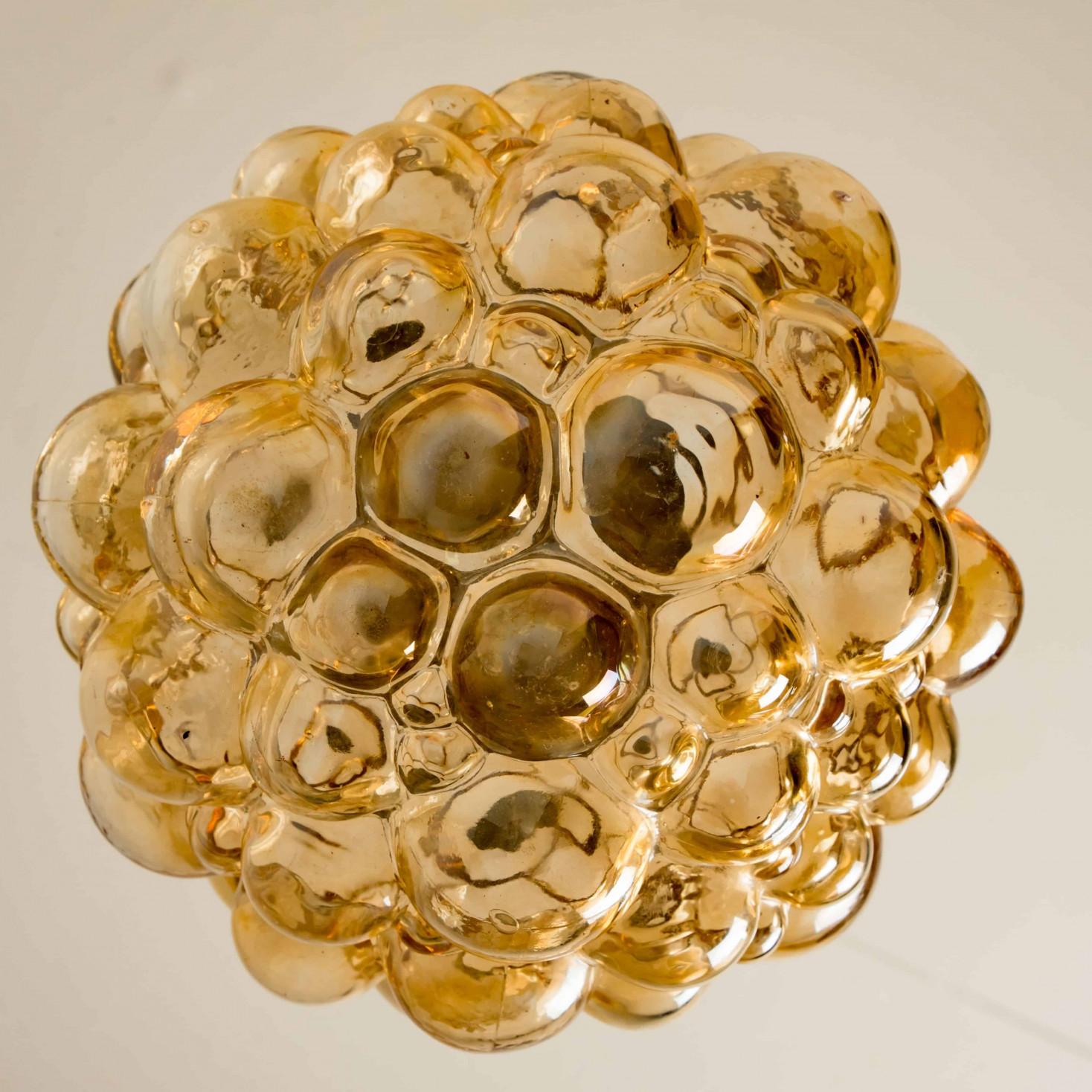Allemand Luminaire Cascade avec huit pendentifs en verre bullé par Helena Tynell, Allemagne 1970 en vente