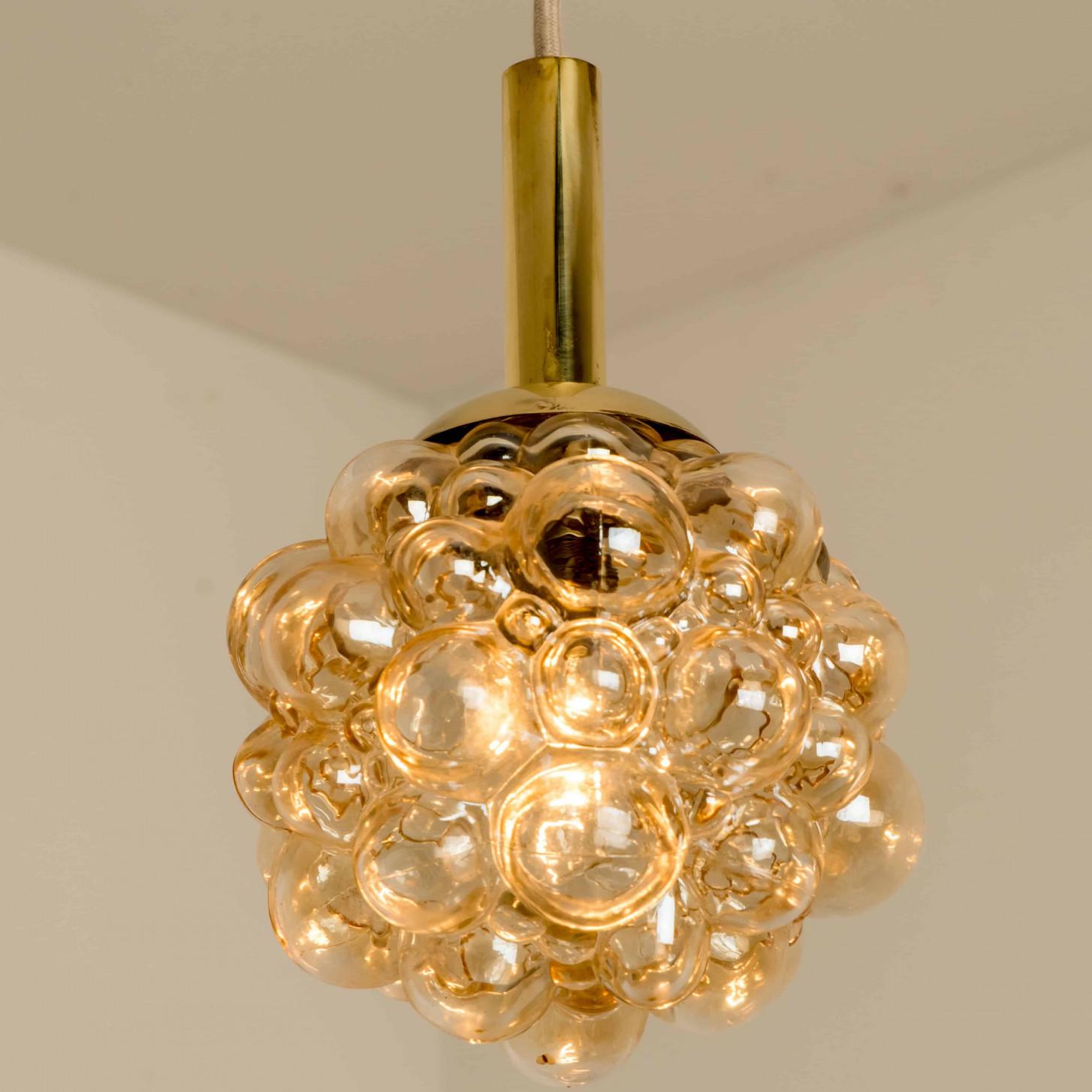 Autre Luminaire Cascade avec huit pendentifs en verre bullé par Helena Tynell, Allemagne 1970 en vente