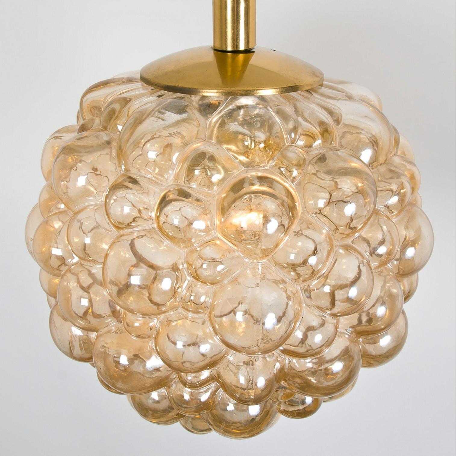 Luminaire Cascade avec huit pendentifs en verre bullé par Helena Tynell, Allemagne 1970 Bon état - En vente à Rijssen, NL