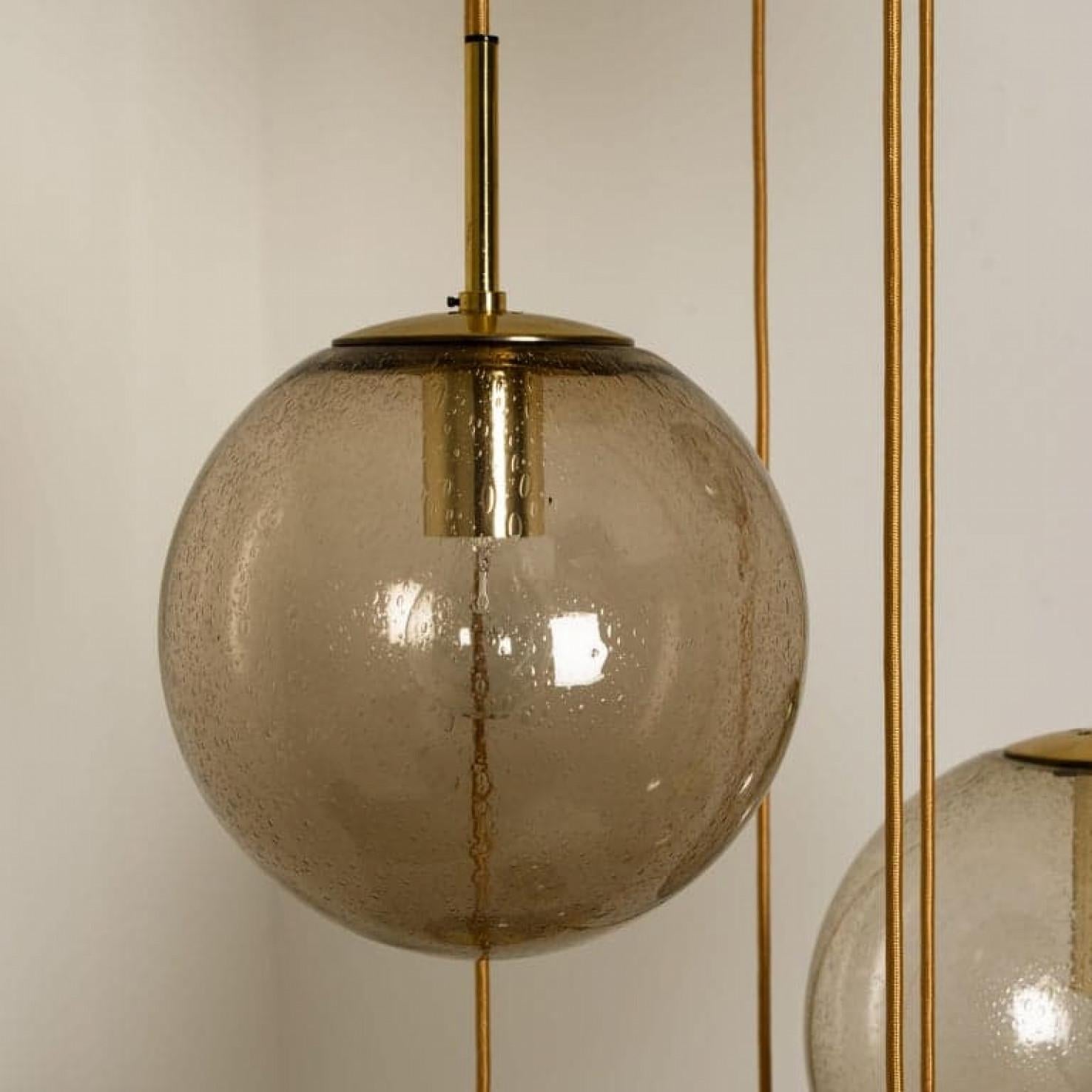 Luminaire en cascade avec huit globes fumés soufflés à la main par Glashütte, 1970 en vente 2