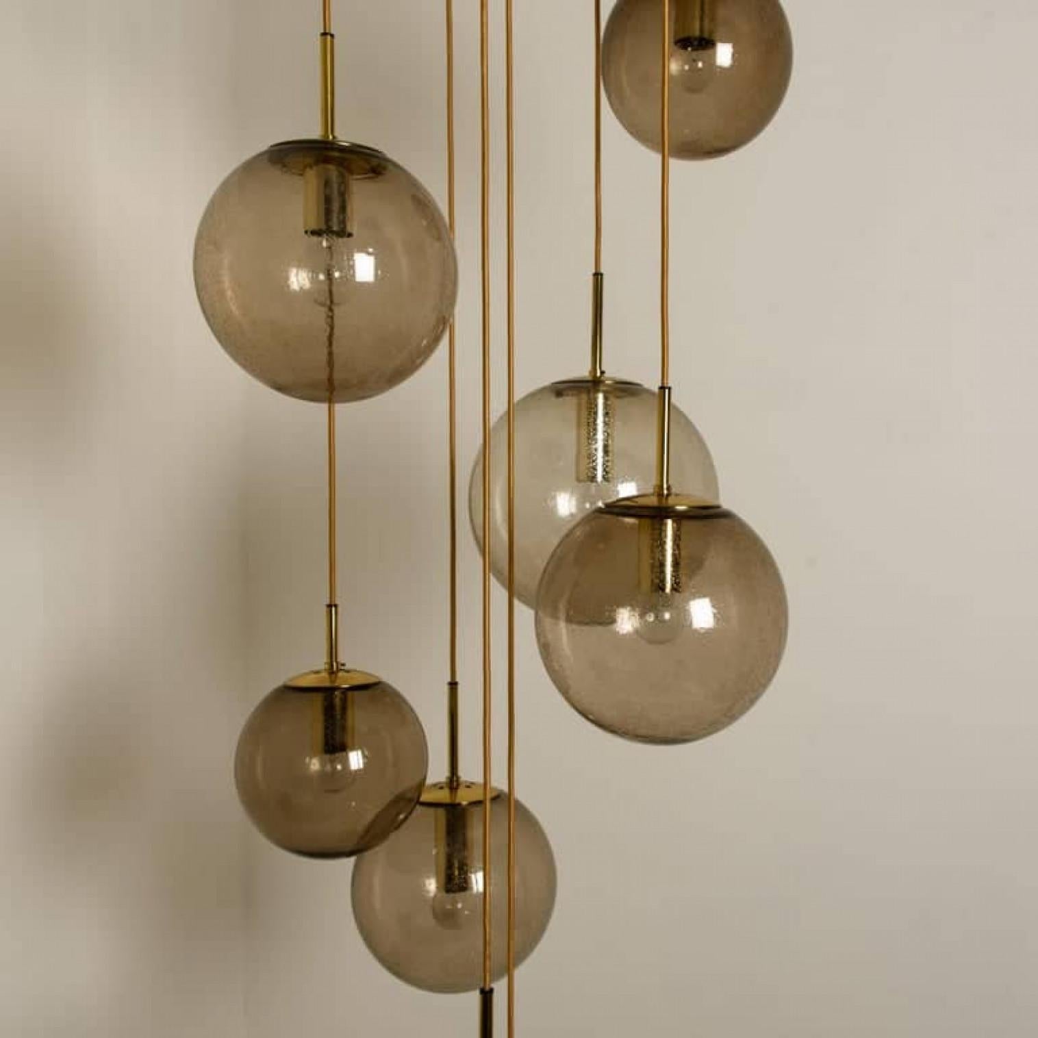 Luminaire en cascade avec huit globes fumés soufflés à la main par Glashütte, 1970 en vente 3