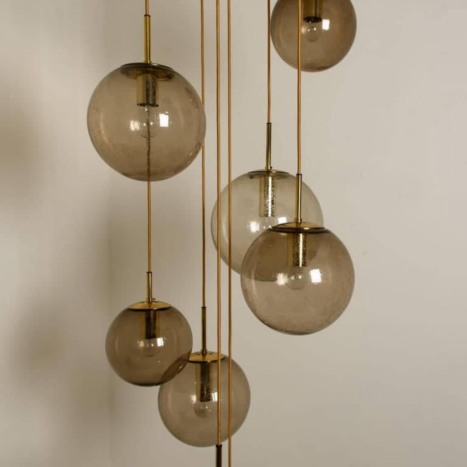 Luminaire en cascade avec huit globes fumés soufflés à la main par Glashütte, 1970 en vente 4