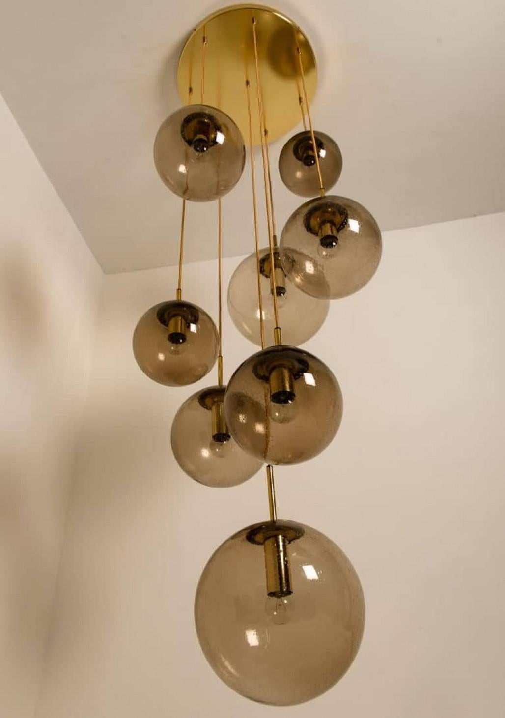 Luminaire en cascade avec huit globes fumés soufflés à la main par Glashütte, 1970 en vente 5