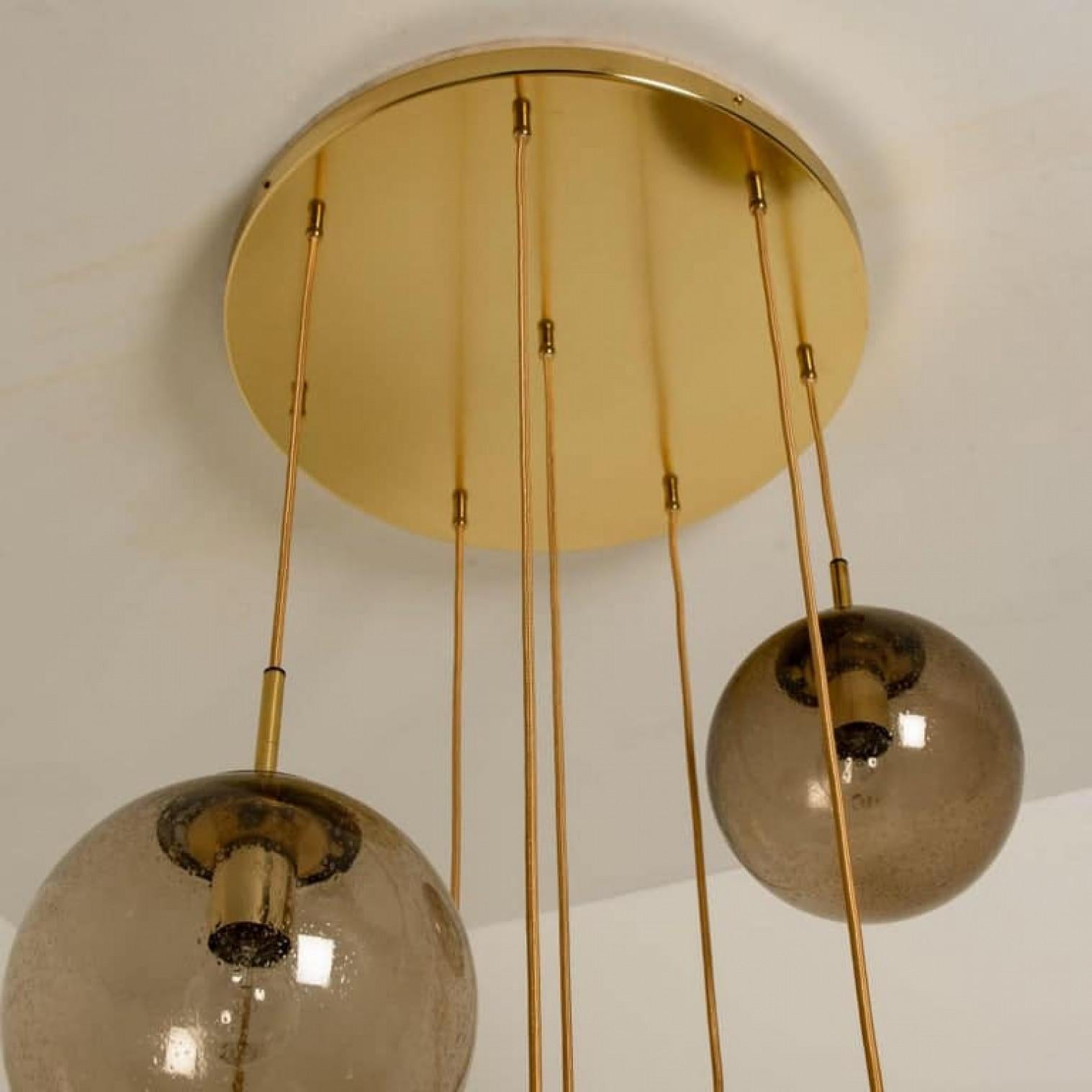 Luminaire en cascade avec huit globes fumés soufflés à la main par Glashütte, 1970 en vente 6