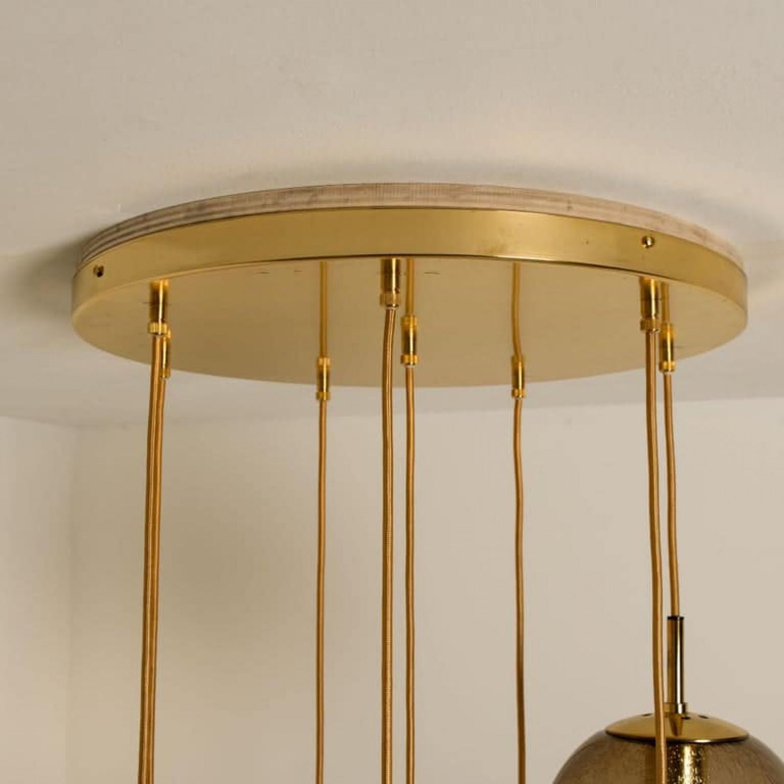 Luminaire en cascade avec huit globes fumés soufflés à la main par Glashütte, 1970 en vente 7