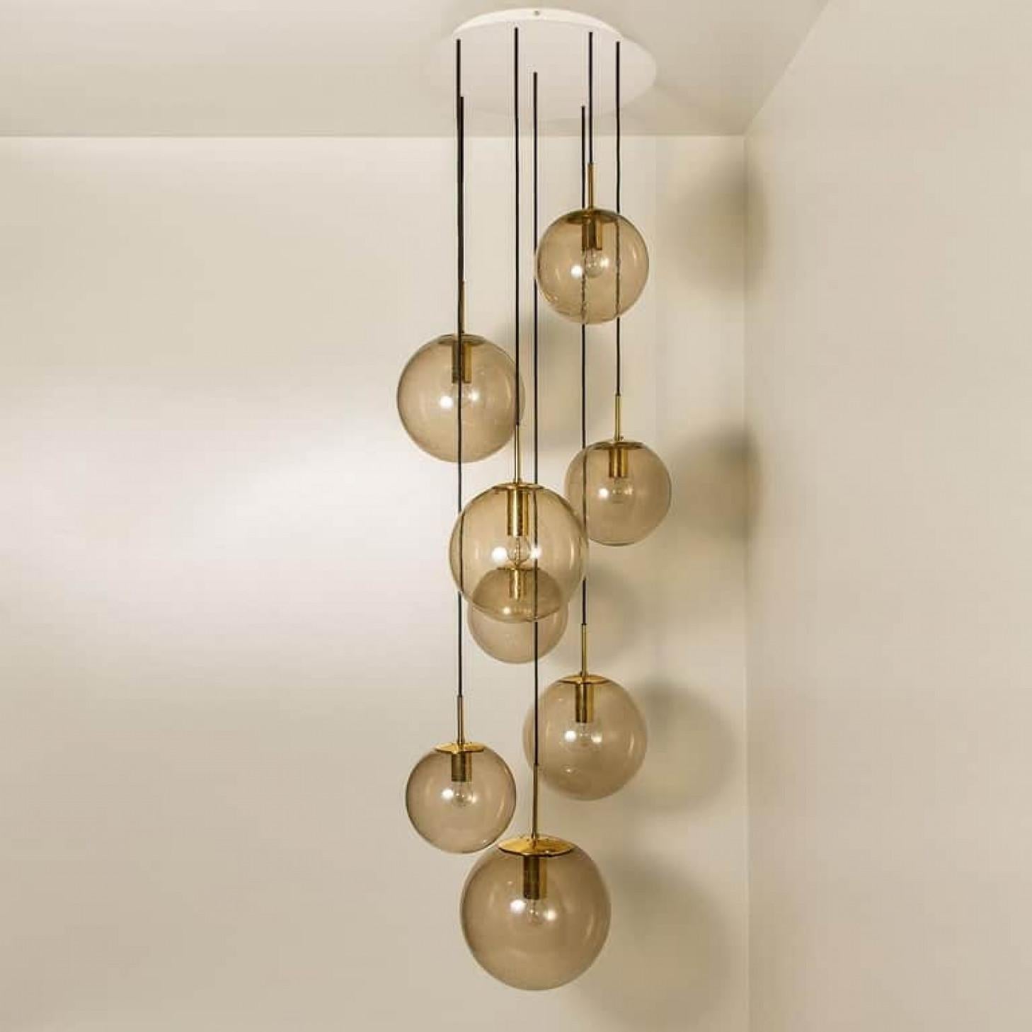 Luminaire en cascade avec huit globes fumés soufflés à la main par Glashütte, 1970 en vente 9