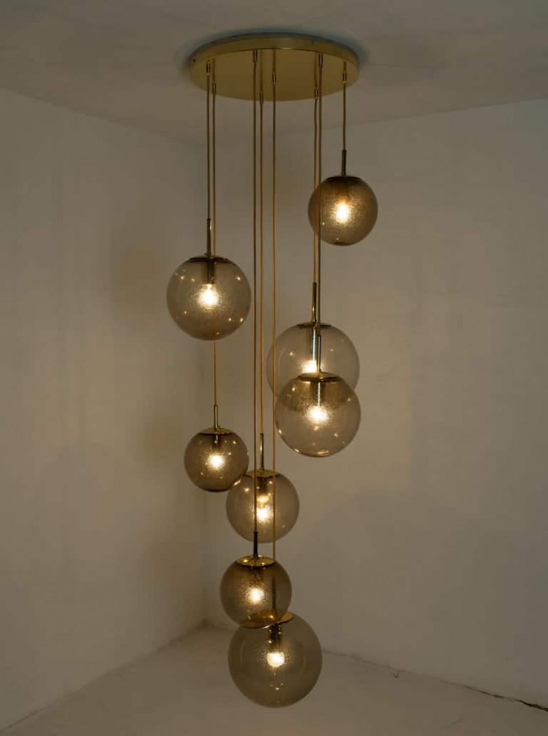 Mid-Century Modern Luminaire en cascade avec huit globes fumés soufflés à la main par Glashütte, 1970 en vente