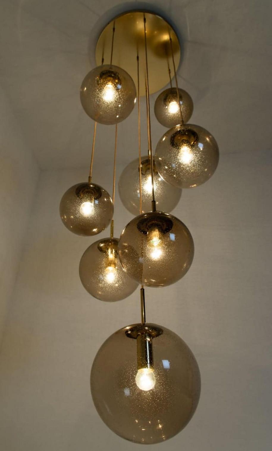 Allemand Luminaire en cascade avec huit globes fumés soufflés à la main par Glashütte, 1970 en vente