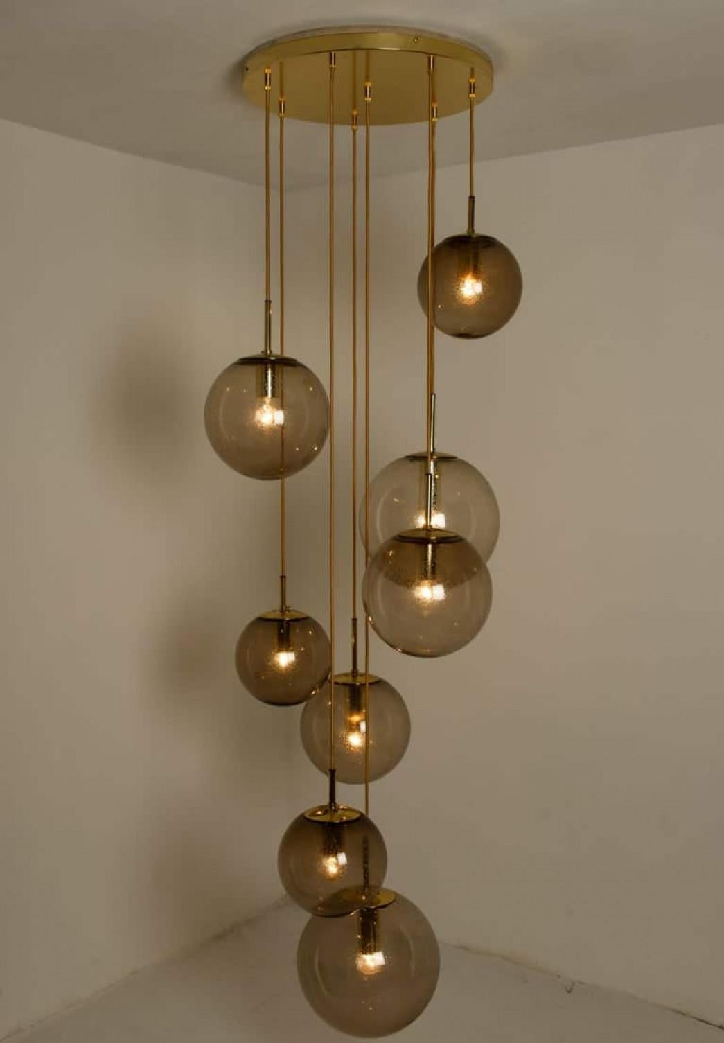 Autre Luminaire en cascade avec huit globes fumés soufflés à la main par Glashütte, 1970 en vente