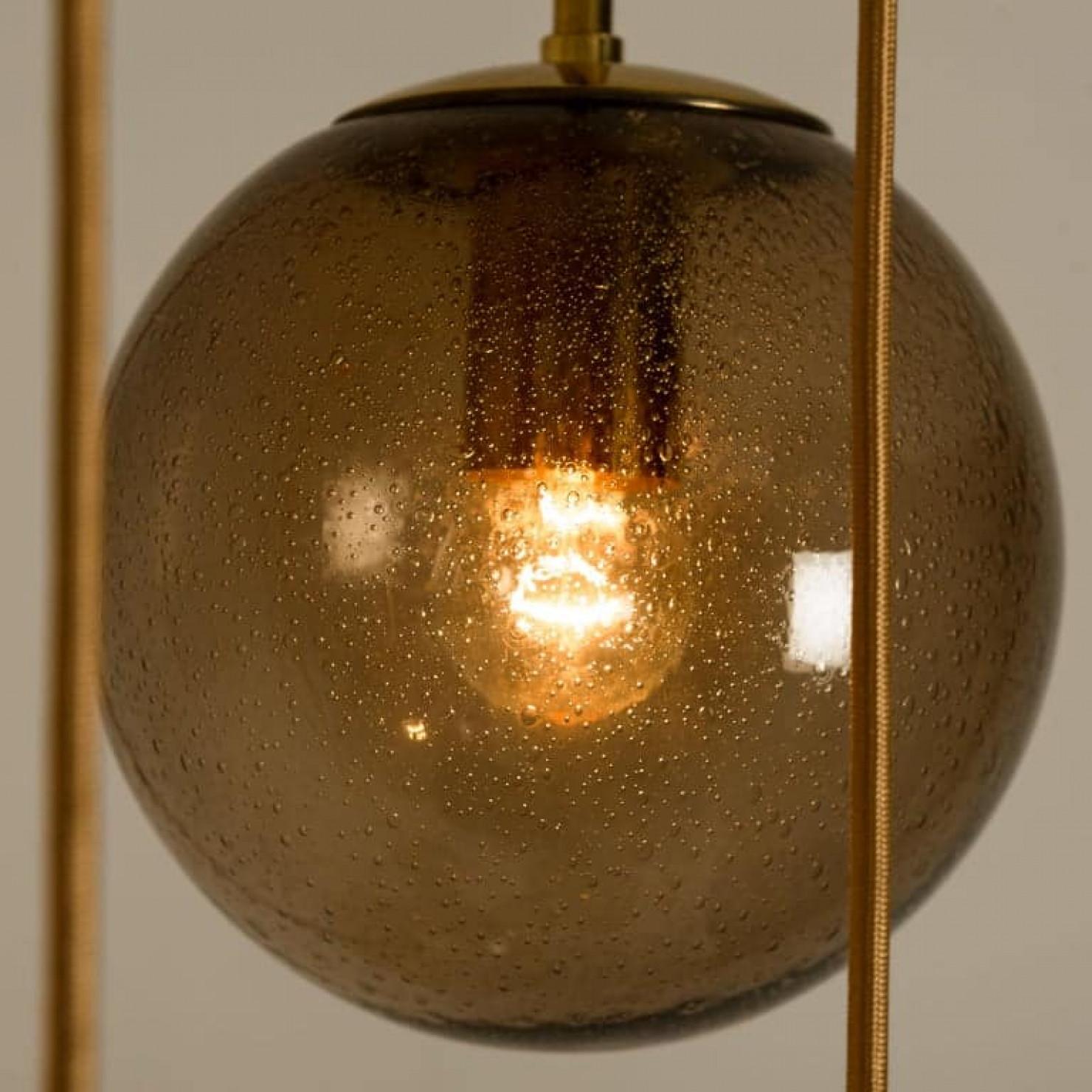 Luminaire en cascade avec huit globes fumés soufflés à la main par Glashütte, 1970 Bon état - En vente à Rijssen, NL