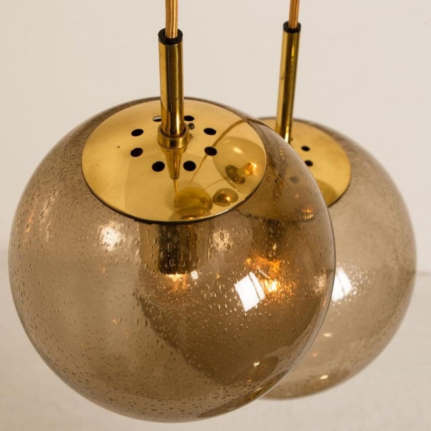 Laiton Luminaire en cascade avec huit globes fumés soufflés à la main par Glashütte, 1970 en vente