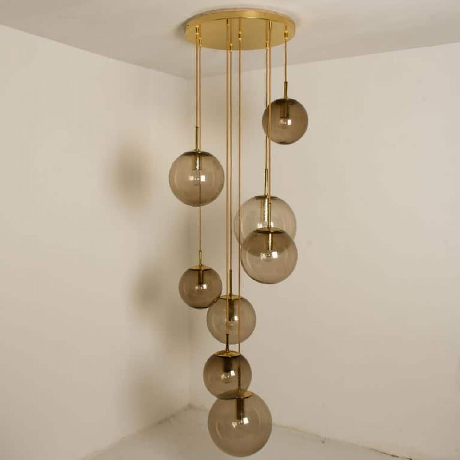 Luminaire en cascade avec huit globes fumés soufflés à la main par Glashütte, 1970 en vente 1
