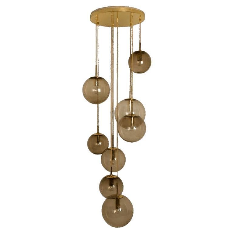 Luminaire en cascade avec huit globes fumés soufflés à la main par Glashütte, 1970 en vente