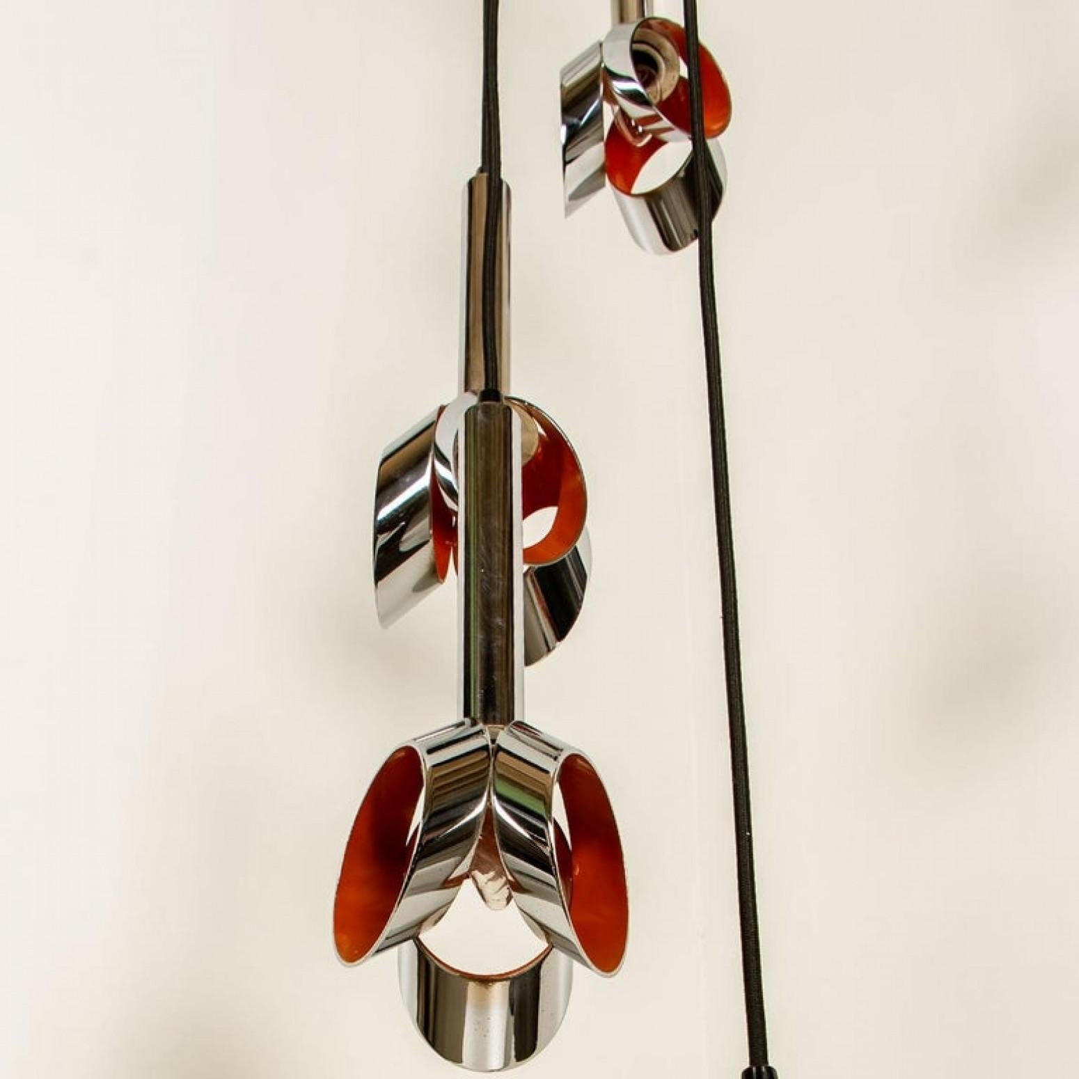 Mid-Century moderno Apparecchio a cascata con sei pendenti cromati e arancioni in stile RAAK, anni '70 in vendita
