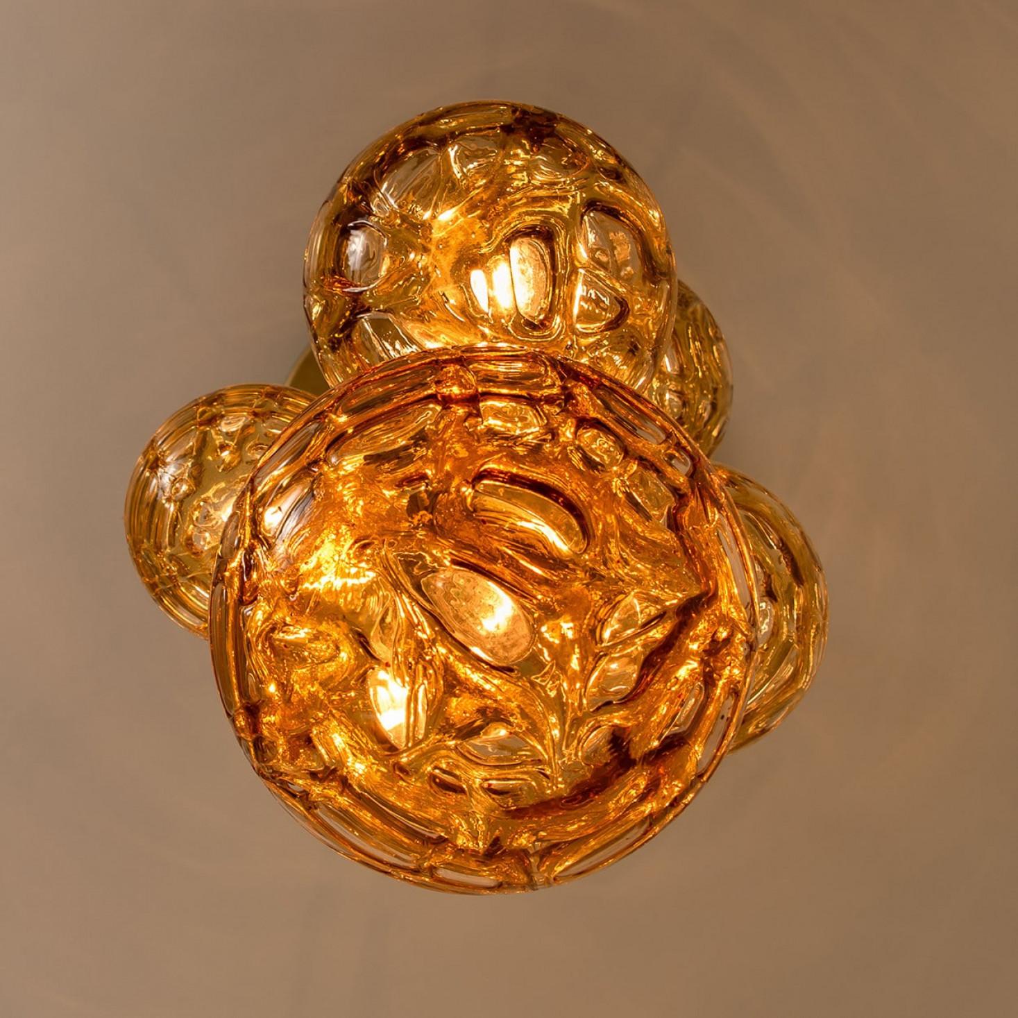 Apparecchio a cascata con sei globi di vetro di Murano giallo, anni '60 in vendita 3