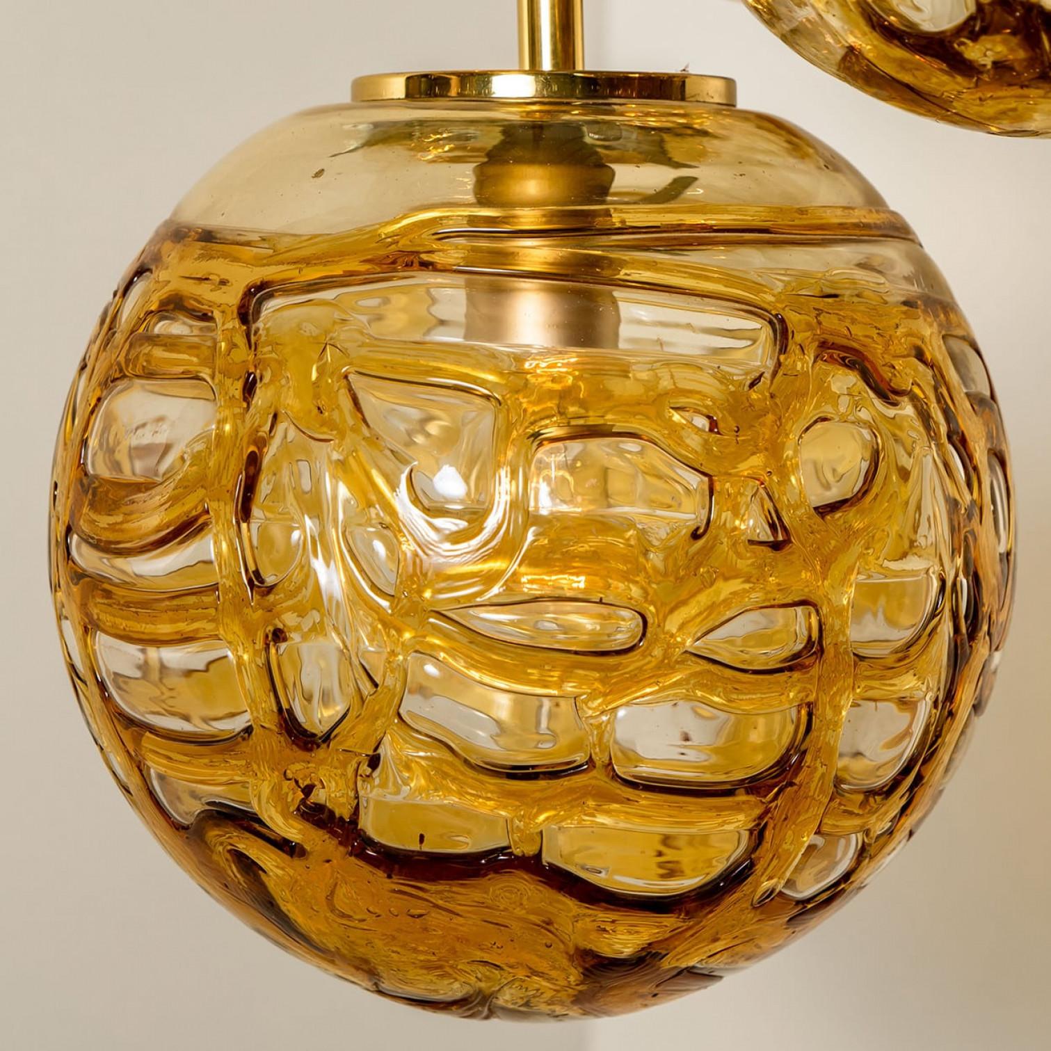 Apparecchio a cascata con sei globi di vetro di Murano giallo, anni '60 in vendita 4