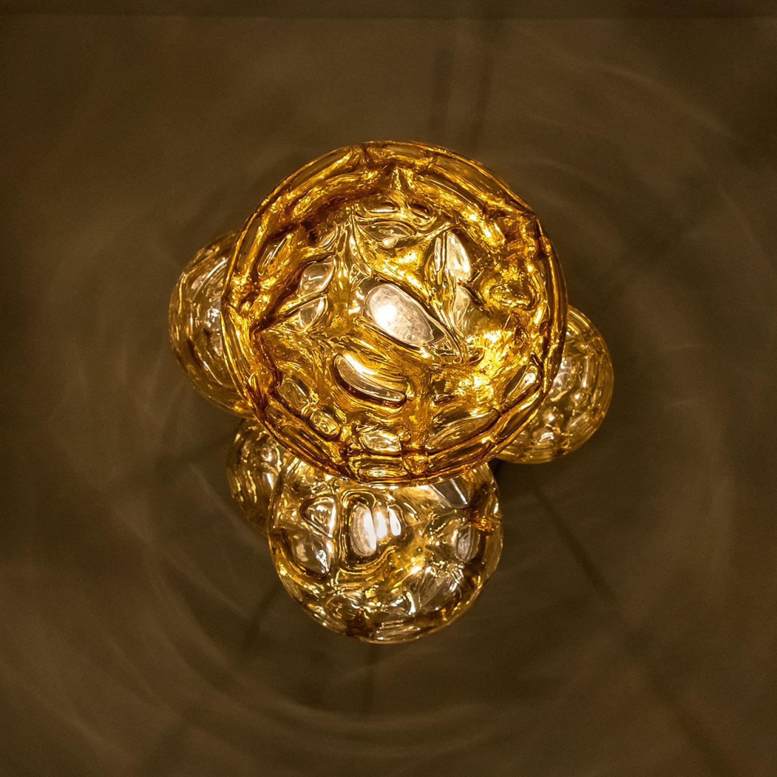 Apparecchio a cascata con sei globi di vetro di Murano giallo, anni '60 in vendita 6