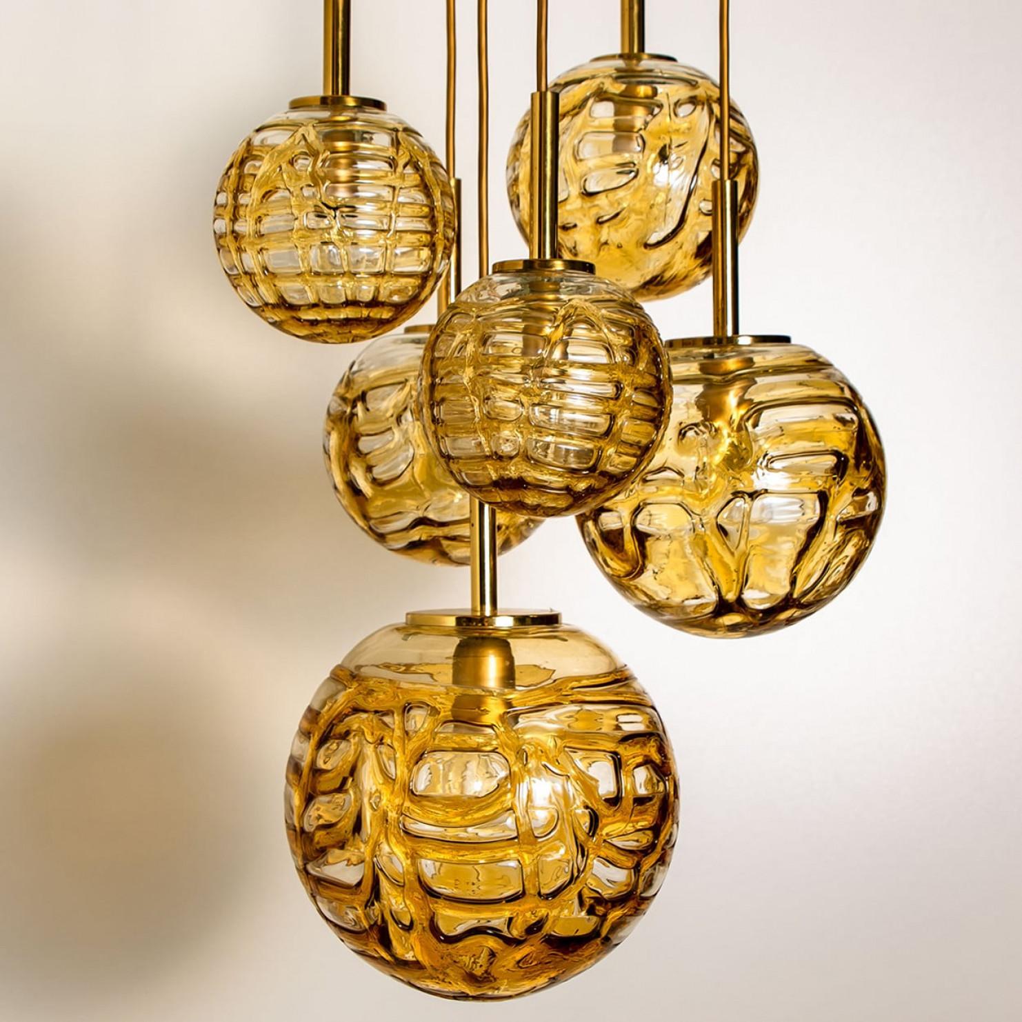 Incredibile apparecchio a sospensione di fascia alta con sei diversi globi di Doria Leuchten, prodotto intorno agli anni Sessanta. Con globi in vetro di murano soffiato a mano, pesanti e di alta qualità, da 17 cm, 20 cm, 25 cm e 30 cm.