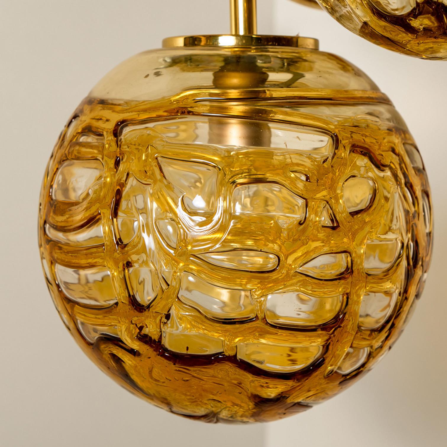 Milieu du XXe siècle Luminaire en cascade avec six globes en verre de Murano jaune, années 1960 en vente